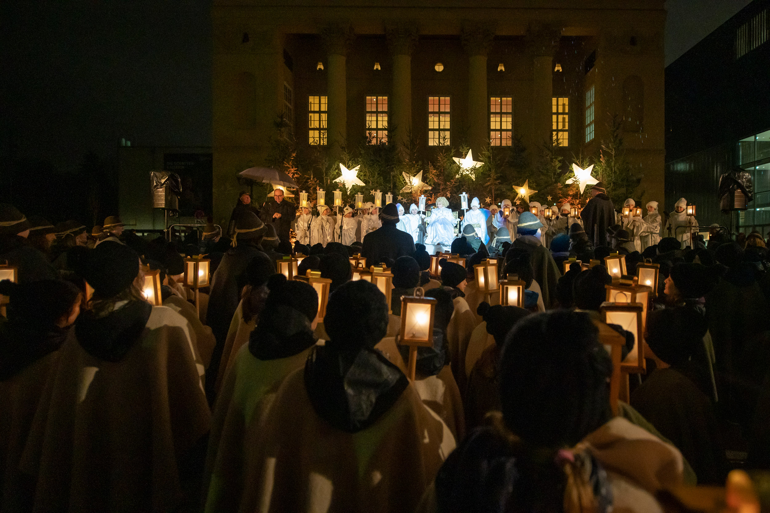 Glänzende Kinderaugen verfolgten das 16. Innsbrucker Christkindl auf seinem Weg durch die Landeshauptstadt. Mehr als 400 Schülerinnen und Schüler der städtischen Volksschulen wirkten als Hirten und Engel mit. Höhepunkt war das gemeinsame Singen am Platz vor dem Landestheater. Wir wünschen allen ein besinnliches Weihnachtsfest!