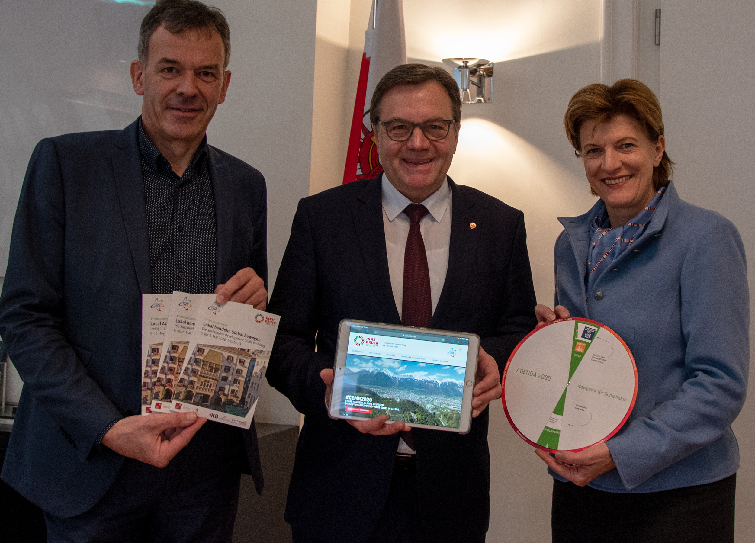 Landeshauptmann Günther Platter (M.), Bürgermeister Georg Willi und Stadträtin Christine Oppitz-Plörer waren
die ersten, die sich online für den Kongress registriert haben.