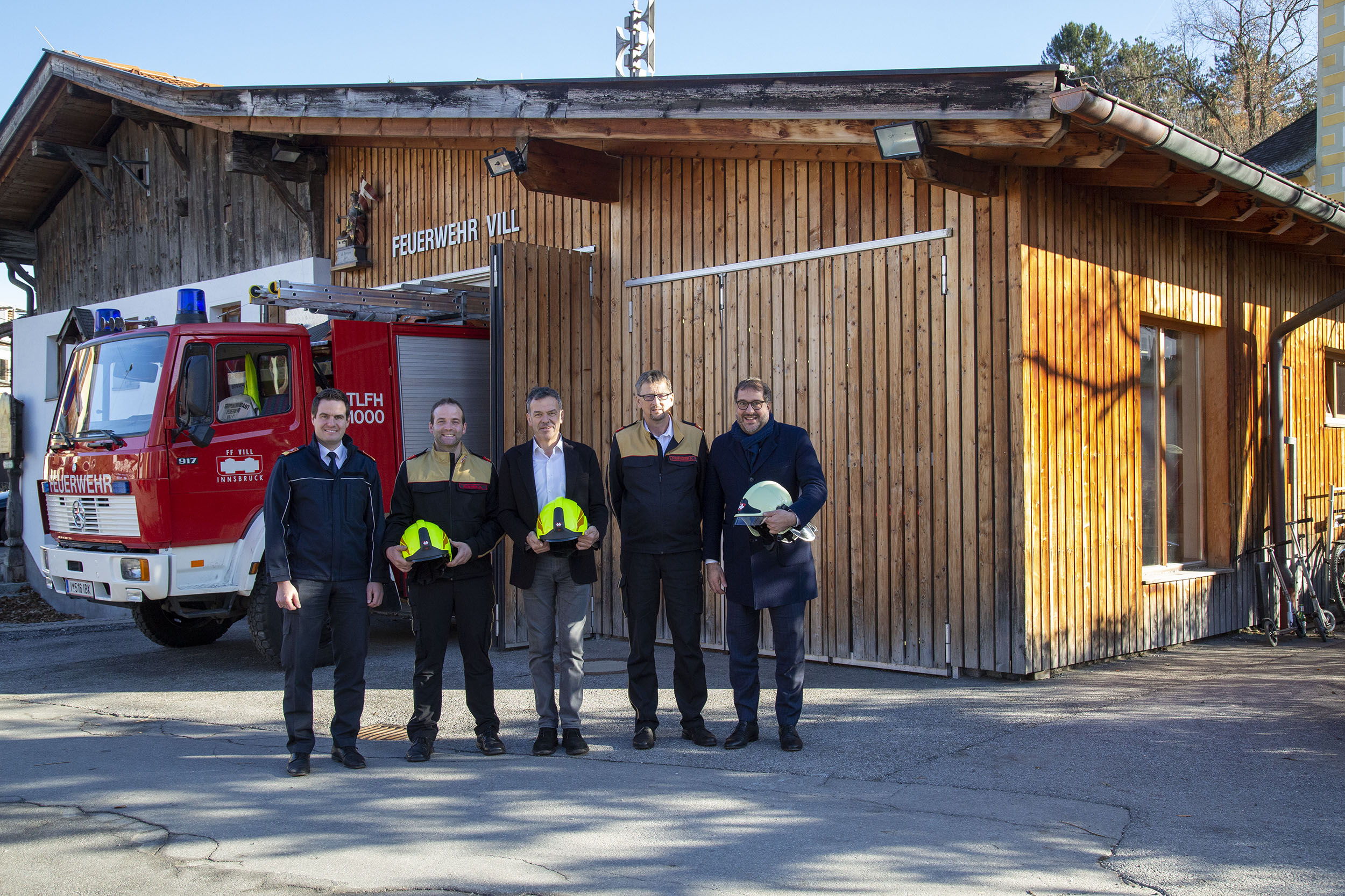 Freuen sich über den Ausbau der Gerätehalle (v. l.): Branddirektor Helmut Hager, Kommandant Martin Rofner, Bürgermeister Georg Willi, Bezirks-Feuerwehrkommandant Albert Pfeifhofer und Vizebürgermeister Franz X. Gruber. Der Zubau wird in Richtung des Kirchenvorplatzes errichtet (rechte Bildseite).