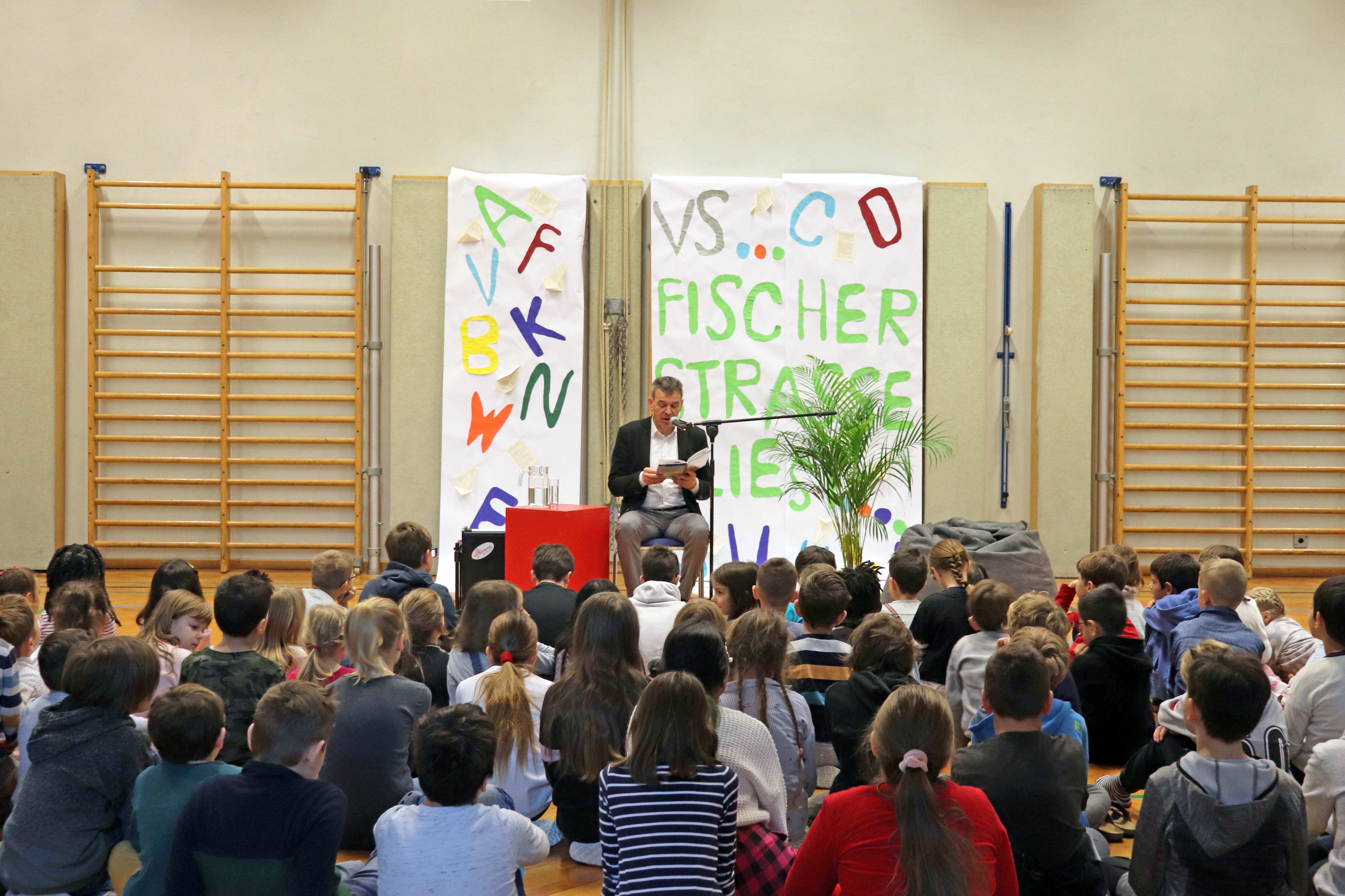 In der Volksschule Fischerstraße wird gelesen und gelauscht - denn der Jänner 2020 steht dort ganz im Zeichen von Büchern und Geschichten. Bürgermeister Georg Willi wurde deshalb eingeladen, Christine Nöstlingers „Schulgeschichten vom Franz" vorzulesen. Die knapp 190 SchülerInnen lauschten gebannt, welchen Herausforderungen sich der junge Franz im Schulalltag stellen muss. Die Aktion der VS Fischerstraße unter der Leitung von Direktor Martin Müller findet bereits zum zweiten Mal statt und soll den SchülerInnen die Faszination des Lesens nahebringen sowie ihre Lesekompetenzen fördern.