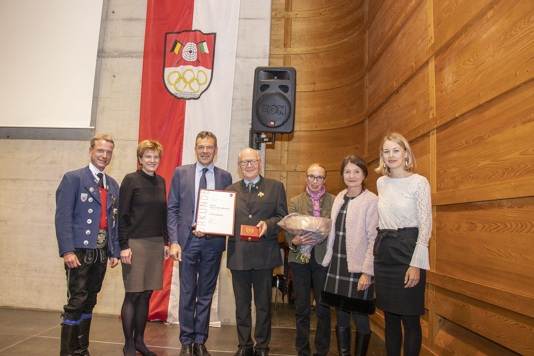 Bürgermeister Georg Willi (3. v. l.) überreichte gemeinsam mit (v. l. n. r.) VNO-Präsident Gemeinderat Christoph Kaufmann, Stadträtin Christine Oppitz-Plörer, Vizebürgermeisterin Uschi Schwarzl sowie Stadträtin Elisabeth Mayr beim Neujahrsempfang des Verbandes Neu-Arzl Olympisches Dorf das Verdienstkreuz der Stadt Innsbruck an VNO-Altpräsidenten Friedl Ludescher (Bildmitte). Ludescher nahm die Ehrung gemeinsam mit seiner Gattin Maria (3. v. r.) mit großer Freude entgegen.