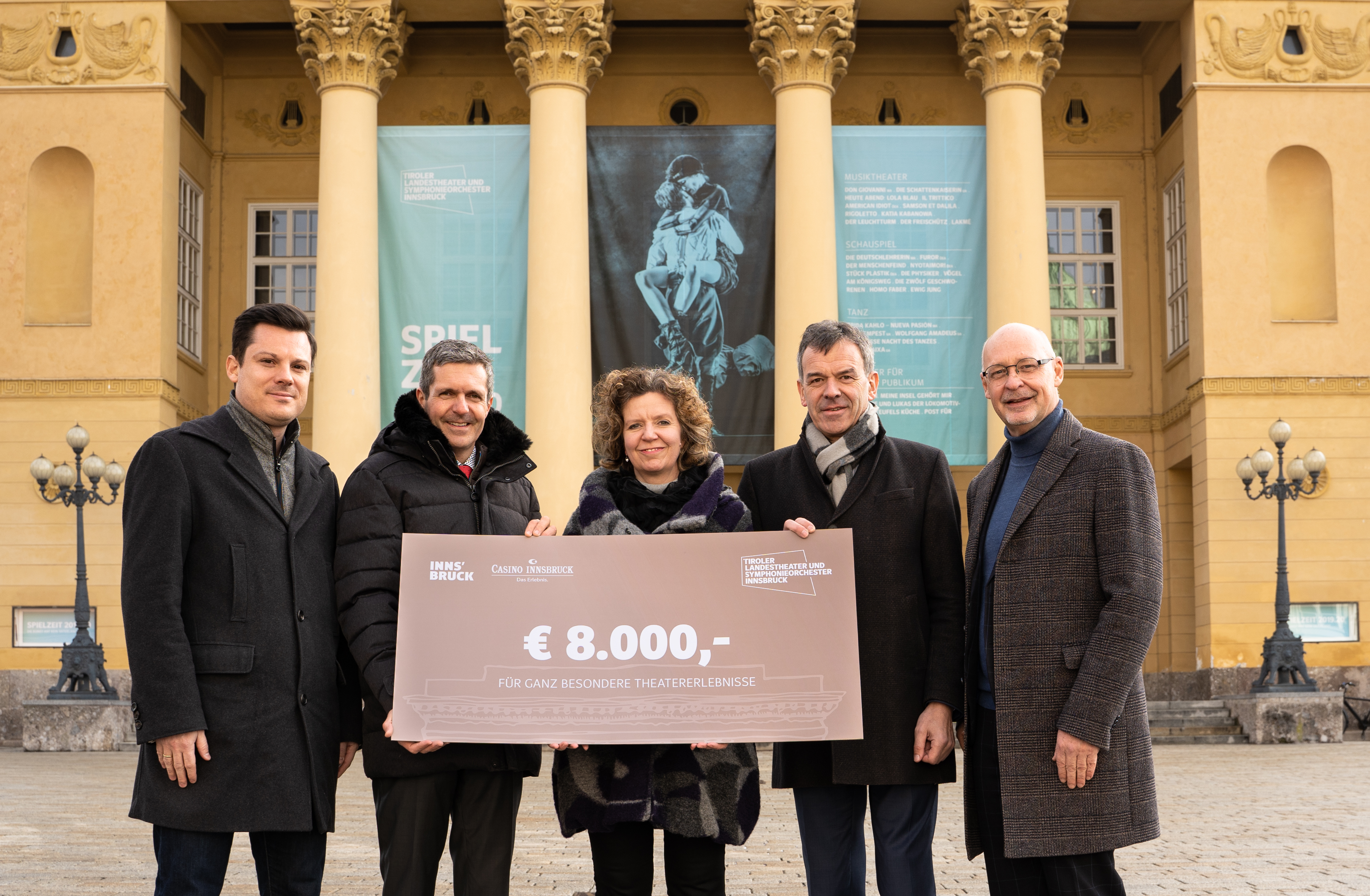 Nicht jede Tiroler Familie kann sich einen Theaterbesuch leisten. Damit finanziell weniger gut gestellte Menschen trotzdem nicht auf den Genuss von Kultur verzichten müssen, haben sich die Stadt Innsbruck, das Casino Innsbruck und das Tiroler Landestheater zusammengetan. Bereits zum zwölften Mal übergaben Bürgermeister Georg Willi und Casino Innsbruck-Direktor Robert Frießer 8.000,- Euro an das Amt für Kinder- und Jugendhilfe. Mit dem Geld werden rund 670 Theaterkarten finanziert und durch SozialarbeiterInnen an sozial benachteiligte Familien verteilt. (v. l.): Markus Lutz (Geschäftsführender Kaufmännischer Direktor Tiroler Landestheater), Robert Frießer (Direktor Casino Innsbruck), Gabriele Herlitschka (Amtsleiterin Kinder- und Jugendhilfe), Bürgermeister Georg Willi und Johannes Reitmeier (Geschäftsführender Intendant Tiroler Landestheater).