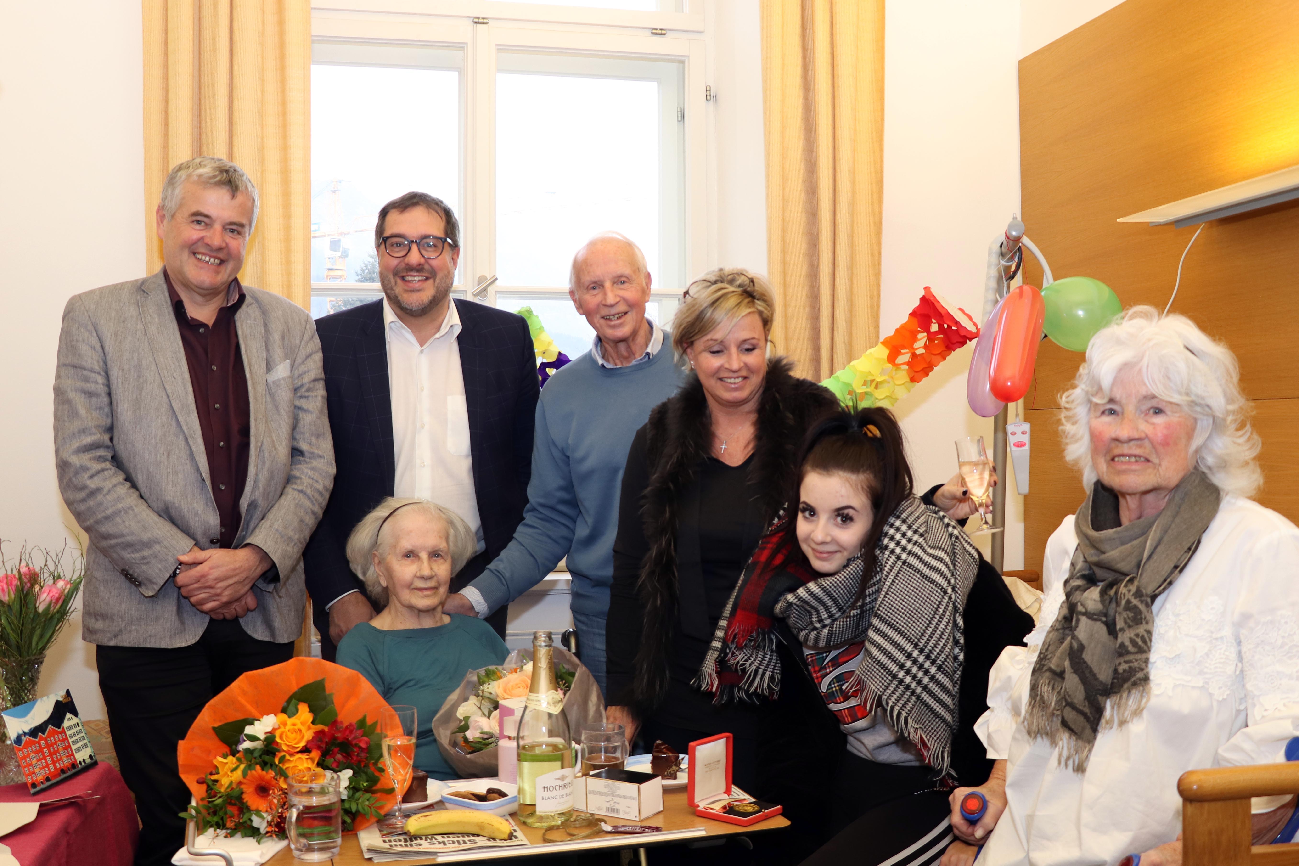 Im Kreise ihrer Familie beging Aloisia Gufler ihren 100. Geburtstag, zu dem sowohl Neffe Dr. Hubert Innerebner (Geschäftsführer der Innsbrucker Sozialen Dienste; l.) als auch Vizebürgermeister Franz X. Gruber (2.v.l.) herzlich gratulierten.