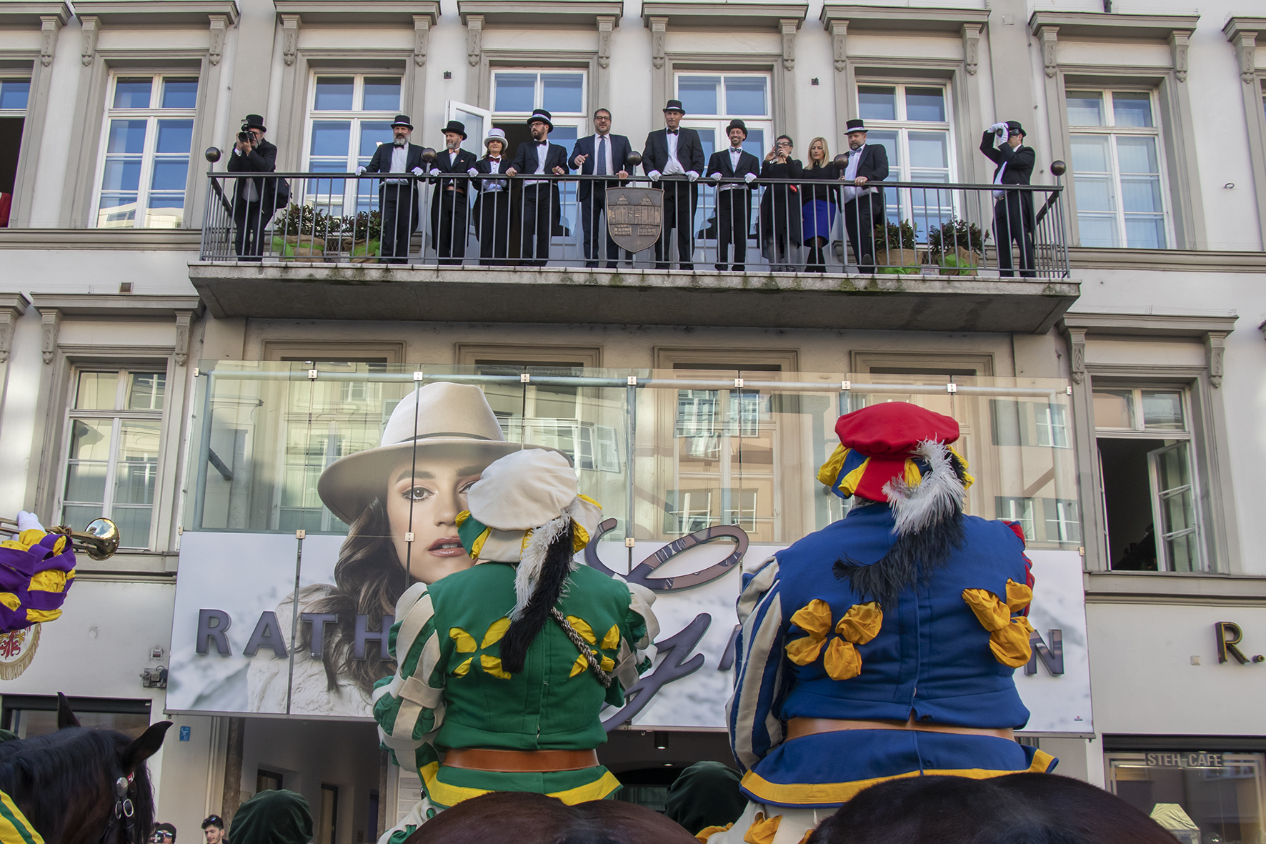 Eine besondere Ehre wurde heute dem Innsbrucker Vizebürgermeister Franz X. Gruber zuteil: Das Fasnachtskomitee des Telfer Schleicherlaufes machte in Begleitung der berittenen Herolde und den Gotl'n dem Vizebürgermeister seine Aufwartung. Grund dafür ist die nur alle fünf Jahre stattfindende Schleicherlauf in Telfs. Höhepunkt der Telfer Fasnacht ist der große Umzug am Sonntag, 2. Februar ab 11.00 Uhr. Nach der offiziellen Einladungsverkündung eines Herold lud Vizebürgermeister Gruber ins Rathaus, wo ihm die offizielle Plakette von Fasnachtsobmann und Telfs Bürgermeister Christian Härting überreicht wurde.