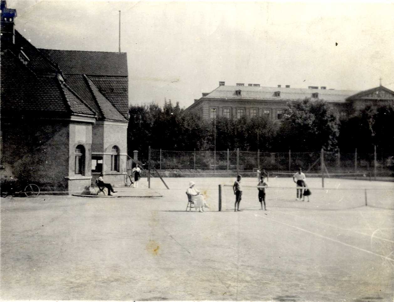 Der Tennissport hielt Ende des 19. Jahrhunderts durch den Tourismus in Tirol Einzug. Vor allem in den Nobelkurorten der ehemaligen K.-u.-k.-M Monarchie wurde dieses Spiel in den vornehmeren Gesellschaftsschichten immer beliebter. Auch in den höheren Militärkreisen wurde in dieser Zeit gerne Tennis gespielt, doch blieb man gerne unter sich. So bestand ein Rasen-Tennisplatz etwa auf dem Areal der Kaiserjäger am Bergisel. Zur endgültigen  Etablierung des Tennissports in Innsbruck kam es durch die Einrichtung einer Tennisabteilung innerhalb des Innsbrucker Eislaufvereins (IEV) um 1900. Tennis wurde im Sommer auf dem Eislaufplatz am heutigen Messegelände im Saggen gespielt. Bereits am 26. Juni 1905 veranstaltete der IEV die ersten Tiroler Meisterschaften.