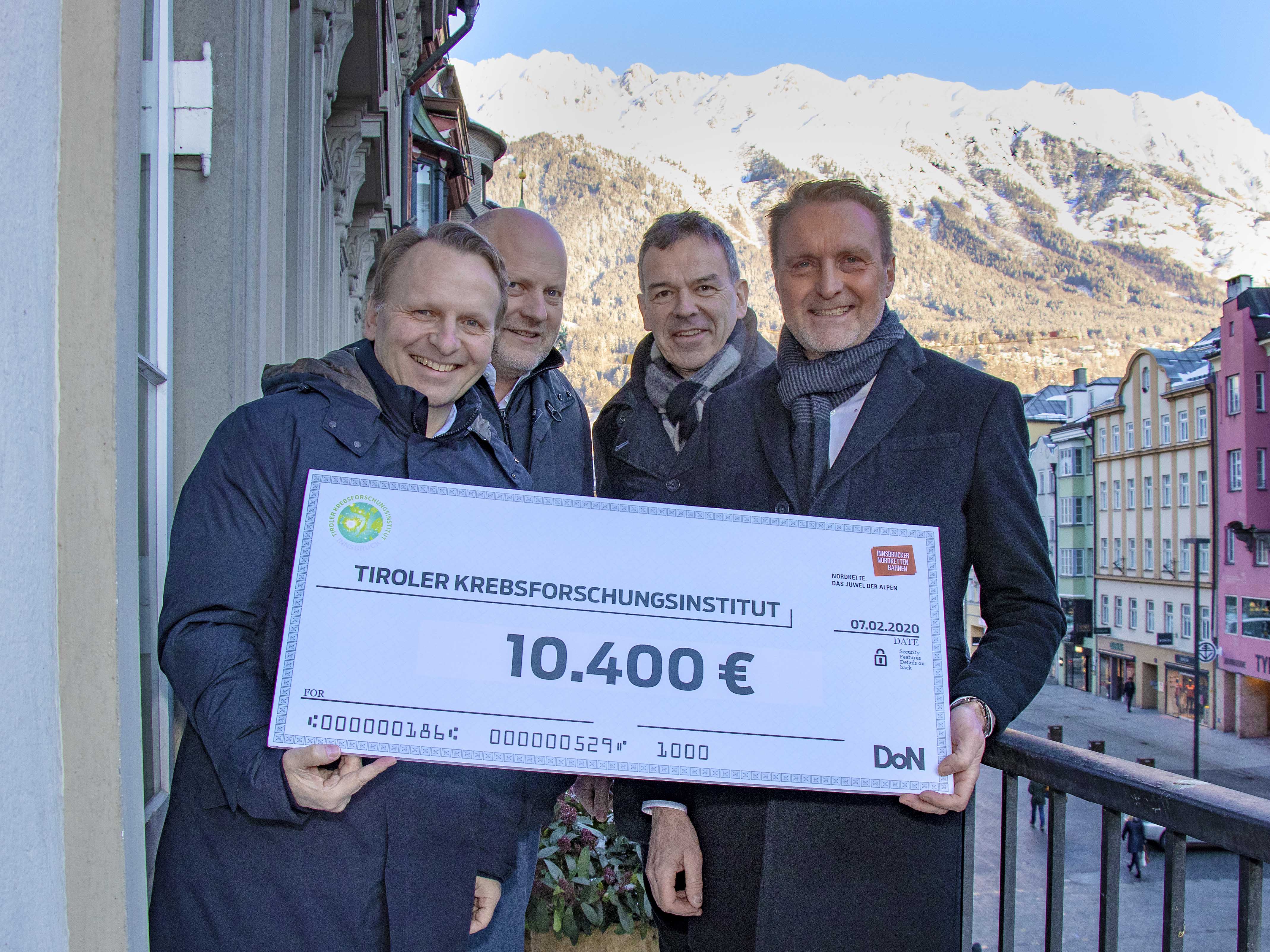 Über 500 Personen fanden sich am 21. Dezember auf der Seegrube ein, um in beeindruckender Kulisse gemeinsam mit Bürgermeister Georg Willi und seinen Kirchensingern „Stille Nacht, Heilige Nacht“ anzustimmen. Mit jeder Berg- und Talfahrt wurde darüber hinaus gespendet. Der Erlös wurde von den Innsbrucker Nordkettenbahnen verdoppelt. Insgesamt erzielte die Aktion 10.400 Euro. Der Spendenerlös wurde vor Kurzem an das Tiroler Krebsforschungsinstitut übergeben. V.r.: Thomas Schroll (Geschäftsführer Innsbrucker Nordkettenbahnen), Bürgermeister Georg Willi, Dietmar Öfner-Velano (Geschäftsführer Tiroler Krebsforschungsinstitut) und Christian Hölbl (Geschäftsführer Donhauser)