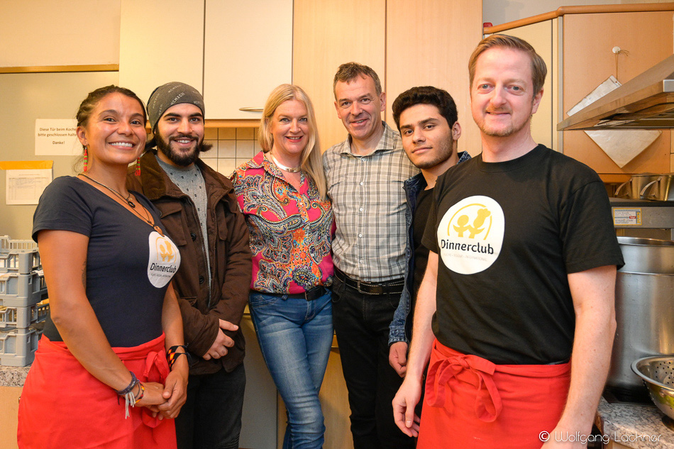 Im Pfarrsaal der Schutzengelkirche in Pradl kochten Bürgermeister Georg Willi (3.v.r.) und seine Frau Katharina (3.v.l.) Anfang Februar gemeinsam mit zwei unbegleiteten Jugendlichen aus Afghanistan. Bei den interkulturellen Abenden, die regelmäßig vom Dinnerclub Innsbruck organisiert werden, stehen Austausch und Begegnung unterschiedlicher Menschen im Vordergrund. Der Verein lebt vom Engagement freiwilliger HelferInnen, wie beispielsweise Markus Koschuh (r.), der als sogenannte "Rotschürze" beim Servieren hilft.