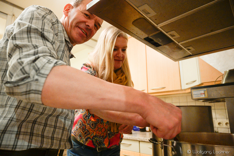 Im Pfarrsaal der Schutzengelkirche in Pradl kochten Bürgermeister Georg Willi (3.v.r.) und seine Frau Katharina (3.v.l.) Anfang Februar gemeinsam mit zwei unbegleiteten Jugendlichen aus Afghanistan. Bei den interkulturellen Abenden, die regelmäßig vom Dinnerclub Innsbruck organisiert werden, stehen Austausch und Begegnung unterschiedlicher Menschen im Vordergrund. Der Verein lebt vom Engagement freiwilliger HelferInnen, wie beispielsweise Markus Koschuh (r.), der als sogenannte "Rotschürze" beim Servieren hilft.