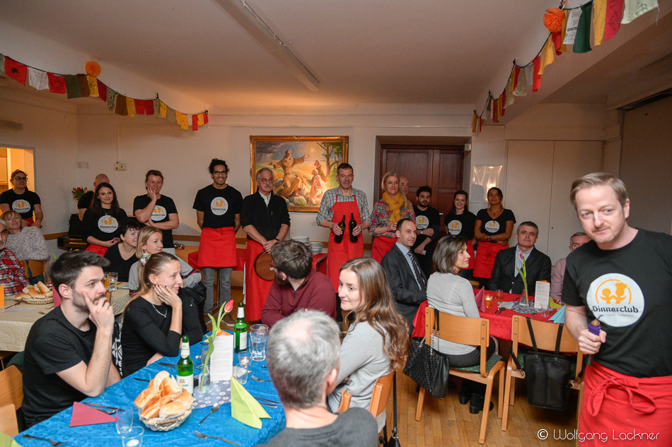 Im Pfarrsaal der Schutzengelkirche in Pradl kochten Bürgermeister Georg Willi (3.v.r.) und seine Frau Katharina (3.v.l.) Anfang Februar gemeinsam mit zwei unbegleiteten Jugendlichen aus Afghanistan. Bei den interkulturellen Abenden, die regelmäßig vom Dinnerclub Innsbruck organisiert werden, stehen Austausch und Begegnung unterschiedlicher Menschen im Vordergrund. Der Verein lebt vom Engagement freiwilliger HelferInnen, wie beispielsweise Markus Koschuh (r.), der als sogenannte "Rotschürze" beim Servieren hilft.