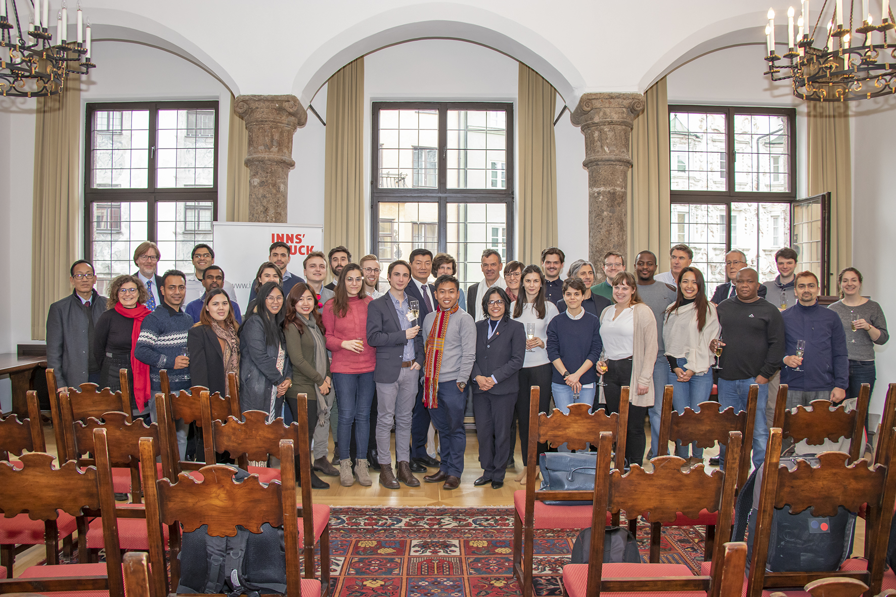 Vom 17 bis 28. Februar 2020 findet die eflte Winter School on Federalism and Governance statt, die vom Institut für Öffentliches Recht, Staats- und Verwaltungslehre und vom Institut für Politikwissenschaft der Universität Innsbruck in Zusammenarbeit mit dem Institut für Vergleichende Föderalismusforschung von Eurac Research/Bozen seit 2010 jährlich organisiert wird. Die kommende Ausgabe des Weiterbildungsprogramms setzt sich mit dem Schwerpunktthema „Federalism and Language“ auseinander. Wie jedes Jahr, findet das Programm eine Woche in Innsbruck und eine Woche in Bozen statt. Zielgruppe sind bis zu 30 hochqualifizierte postgradual Studierende, JungakademikerInnen, NachwuchsforscherInnen oder Personen aus aller Welt, die Föderalismus praktisch anwenden und umsetzen. Bürgermeister Georg Willi begrüßte die Gäste im Historischen Bürgersaal. Am Eröffnungstag wird der Ministerpräsident der tibetischen Exilregierung, Dr. Lobsang Sangay, zu Gast sein und eine Vorlesung halten. Zuvor gab es einen informativen Austausch zwischen dem tibetischen Ministerpräsidenten, Innsbrucks Stadtoberhaupt sowie den VertreterInnen der Universität.