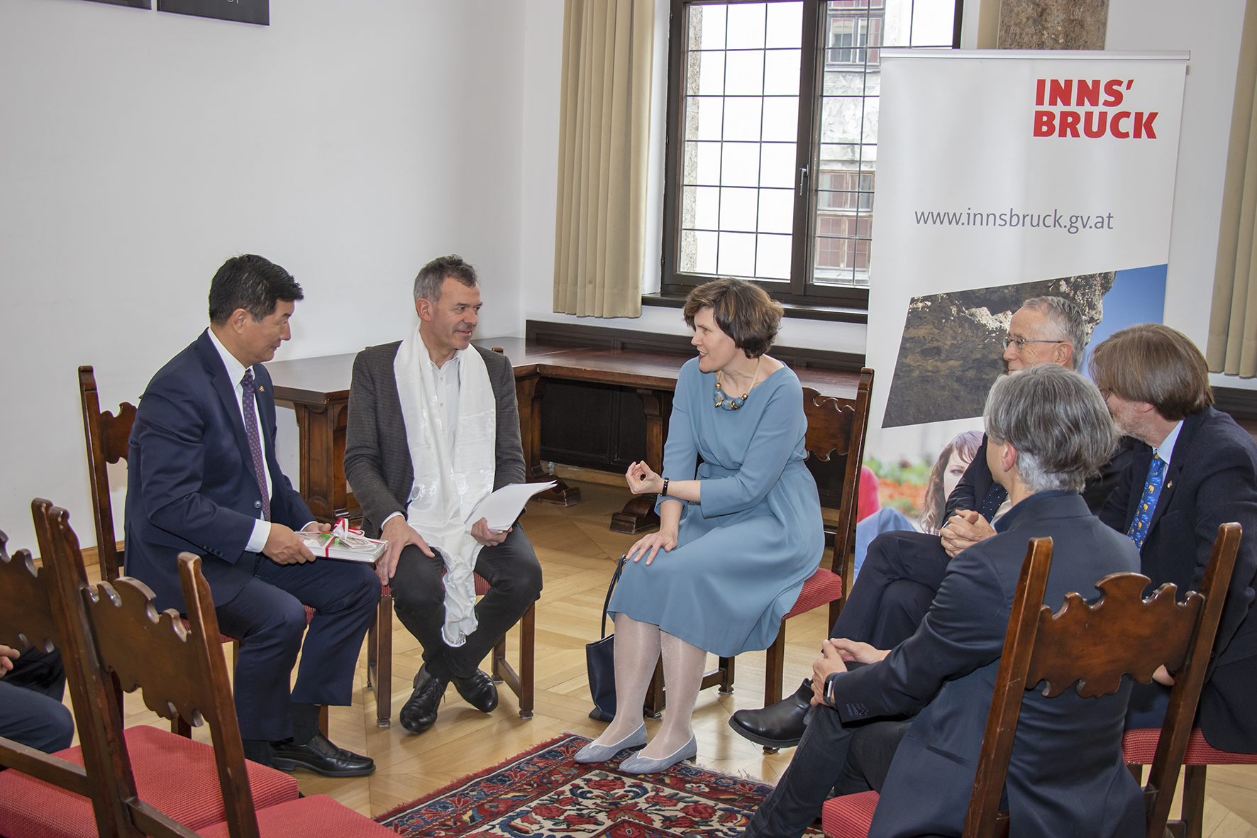 Vom 17 bis 28. Februar 2020 findet die eflte Winter School on Federalism and Governance statt, die vom Institut für Öffentliches Recht, Staats- und Verwaltungslehre und vom Institut für Politikwissenschaft der Universität Innsbruck in Zusammenarbeit mit dem Institut für Vergleichende Föderalismusforschung von Eurac Research/Bozen seit 2010 jährlich organisiert wird. Die kommende Ausgabe des Weiterbildungsprogramms setzt sich mit dem Schwerpunktthema „Federalism and Language“ auseinander. Wie jedes Jahr, findet das Programm eine Woche in Innsbruck und eine Woche in Bozen statt. Zielgruppe sind bis zu 30 hochqualifizierte postgradual Studierende, JungakademikerInnen, NachwuchsforscherInnen oder Personen aus aller Welt, die Föderalismus praktisch anwenden und umsetzen. Bürgermeister Georg Willi begrüßte die Gäste im Historischen Bürgersaal. Am Eröffnungstag wird der Ministerpräsident der tibetischen Exilregierung, Dr. Lobsang Sangay, zu Gast sein und eine Vorlesung halten. Zuvor gab es einen informativen Austausch zwischen dem tibetischen Ministerpräsidenten, Innsbrucks Stadtoberhaupt sowie den VertreterInnen der Universität.