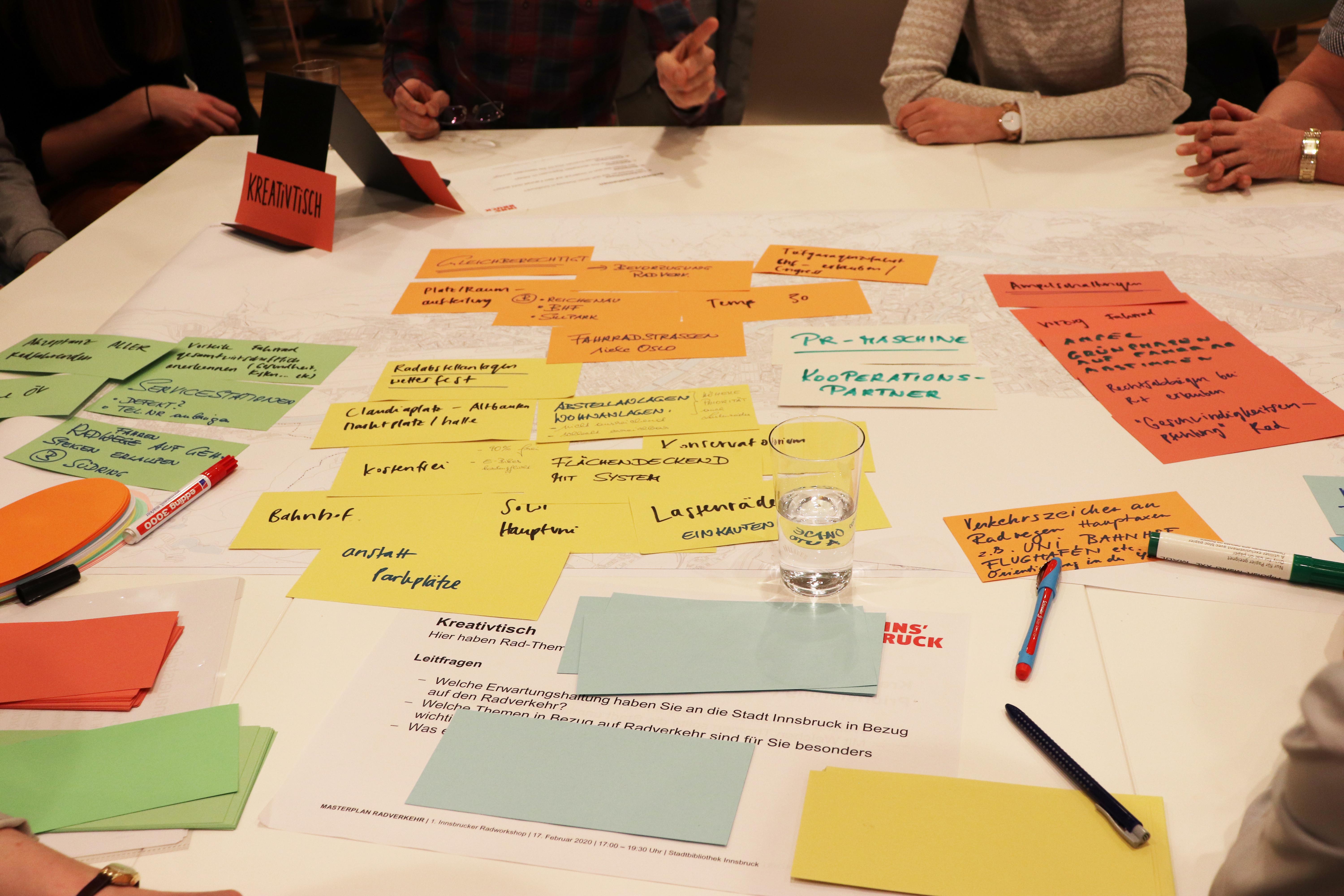 Zahlreiche Radinteressierte brachten ihre konstruktiven Vorschläge zur Verbesserung des Innsbrucker Radnetzes ein und diskutierten diese gemeinsam mit den VertreterInnen der zuständigen Ämter.