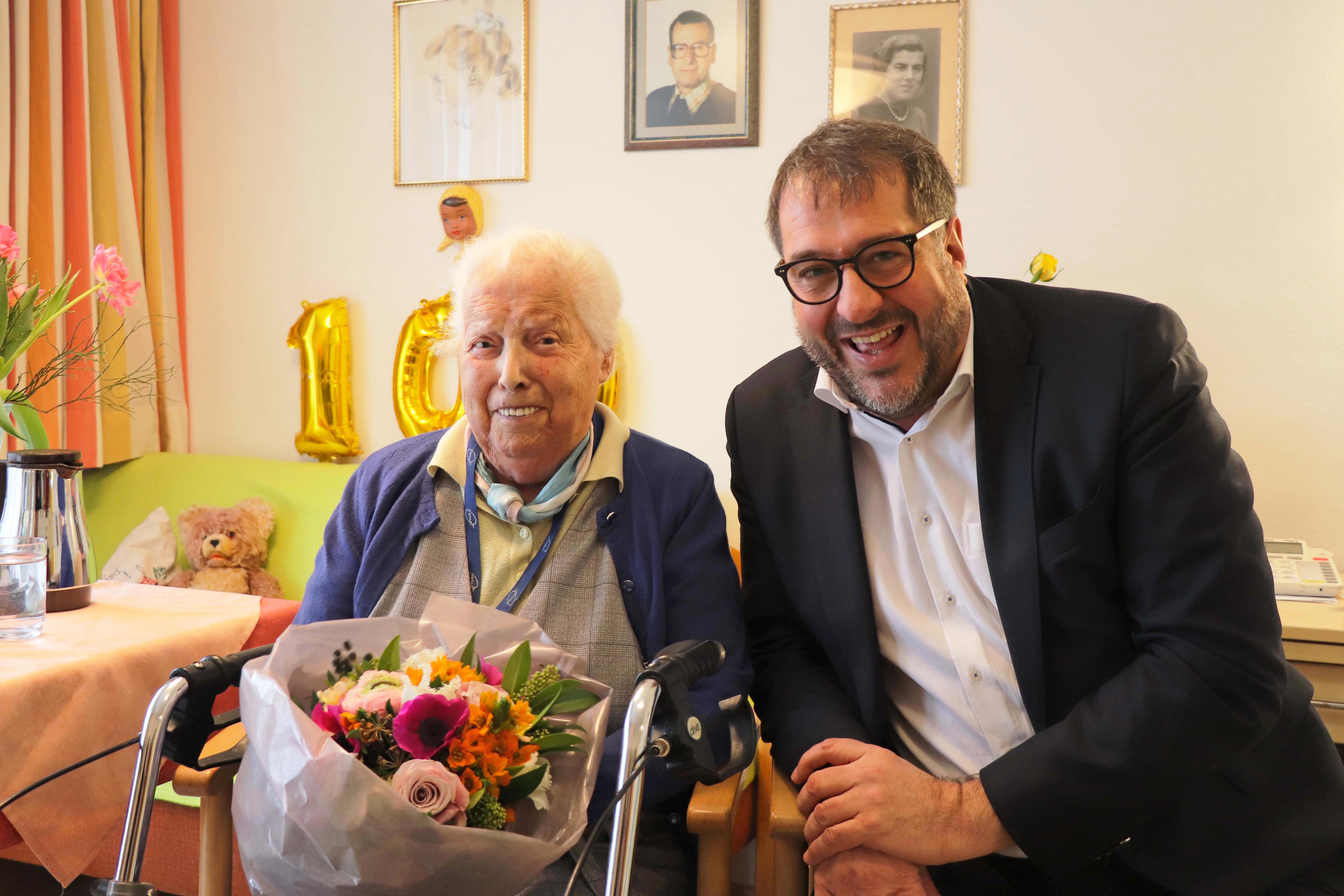 Vizebürgermeister Franz X. Gruber gratulierte Herta Krahl herzlich zum dreistelligen Geburtstag.