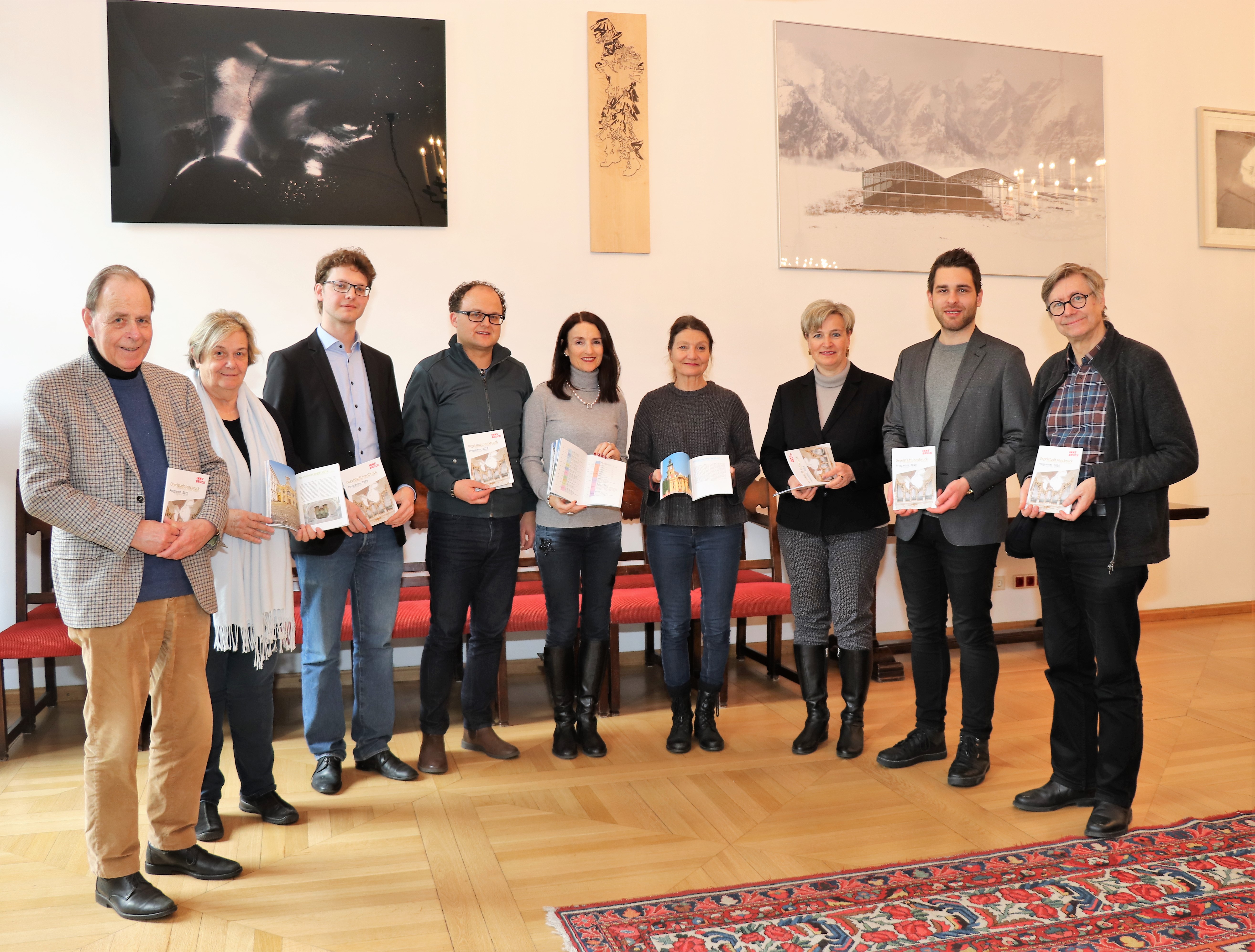 Ein großer Orgelschatz: Die VeranstalterInnen (v.l.) Reinhard Jaud, Maria Crepaz, Michael Schöch, Clemens Hofer, Elias Praxmarer und Kurt Estermann präsentierten mit Vizebürgermeisterin Uschi Schwarzl (6. v. l.), Abteilungsleiterin Birgit Neu (7. v. l.) und Cornelia Spuller (Kulturamt, Mitte) das neue Jahresprogramm für 2020.
