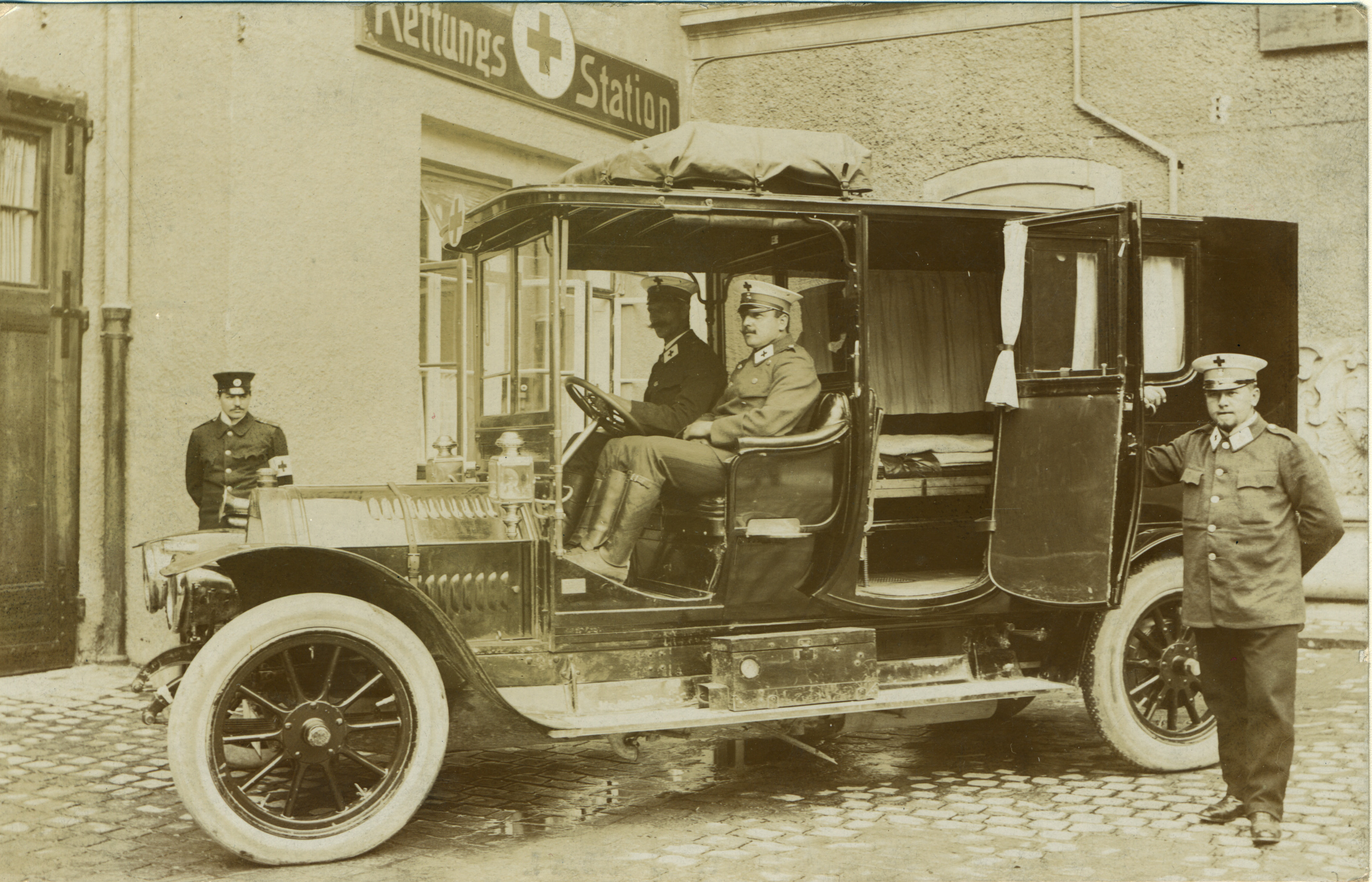 Ein am 19. März 1925, um halb vier Uhr, gelieferter und am darauf folgenden Tag in Betrieb genommener Sanitätskraftwagen der Marke Gräf & Stift.