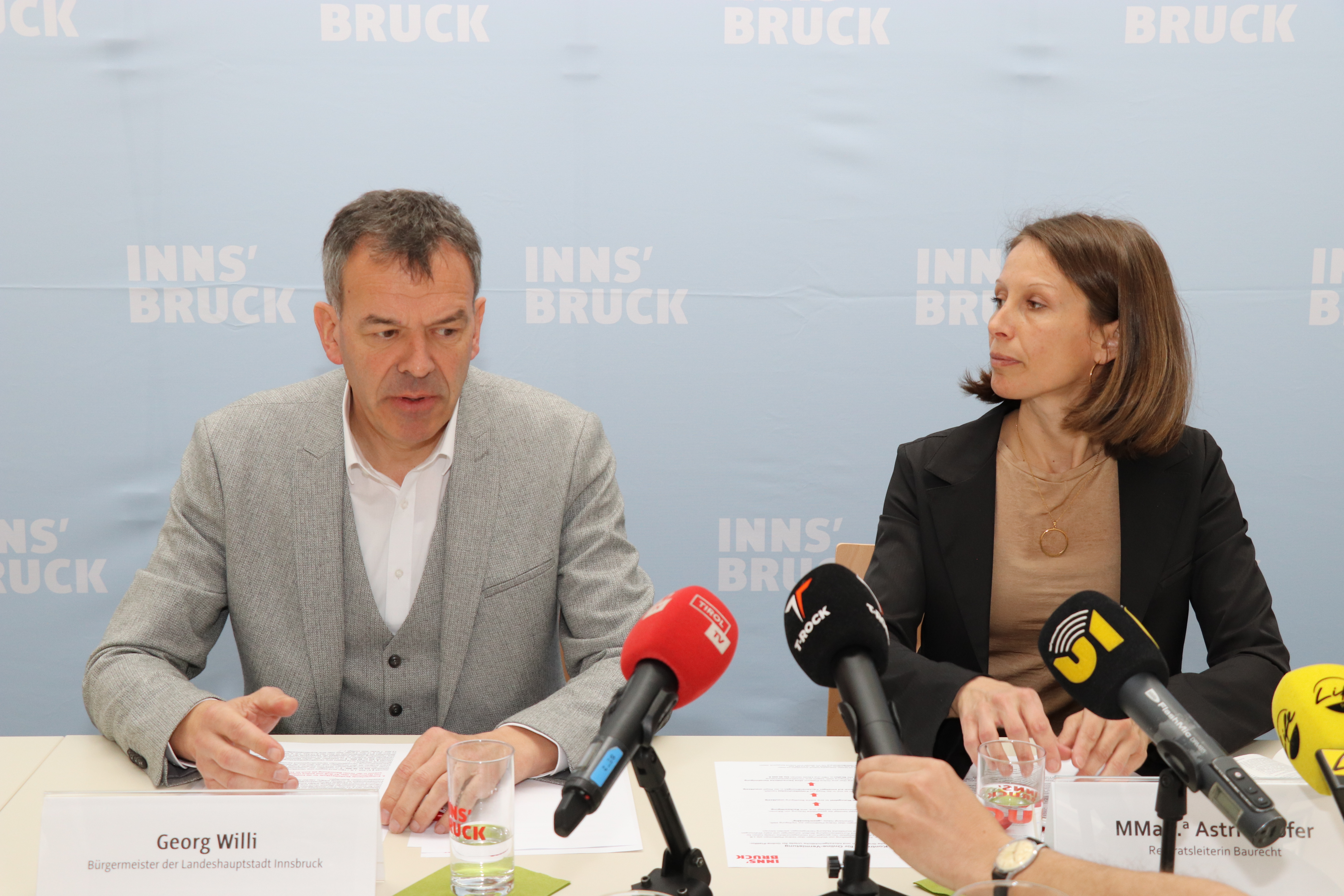 Bürgermeister Georg Willi und die Leiterin des Referats Baurecht schätzen, dass 1.500 Wohnungen in Innsbruck durch Online-Vermietung dem Wohnungsmarkt entzogen werden.