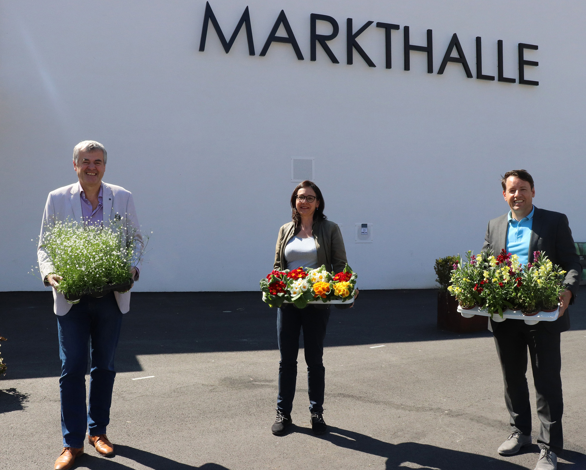ISD-GeschäftsführerHubert Innerebner (links), Markthallenleiterin Edith Ettlmayer und IIG-Geschäftsführer Franz Danler mit den blühenden Ostergrüßen.