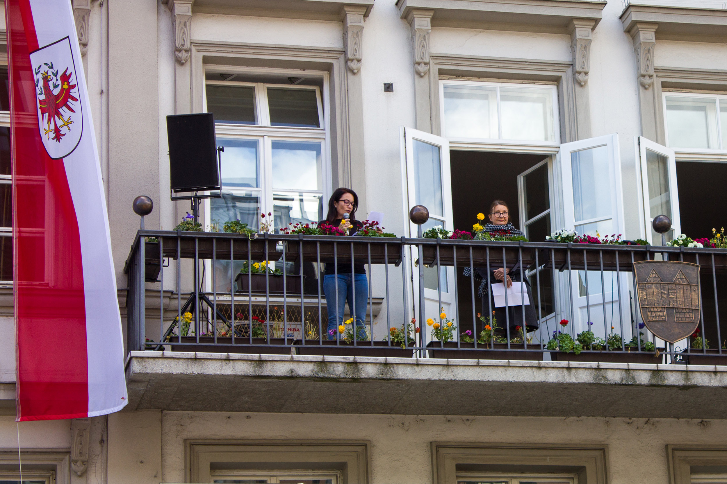 Innsbrucks Vizebürgermeisterin Uschi Schwarzl (rechts) und Lisa Hörtnagl (links) trugen Texte zum Gedenken an das Ende des Zweiten Weltkrieges am 3. Mai 1945 in Innsbruck vor.