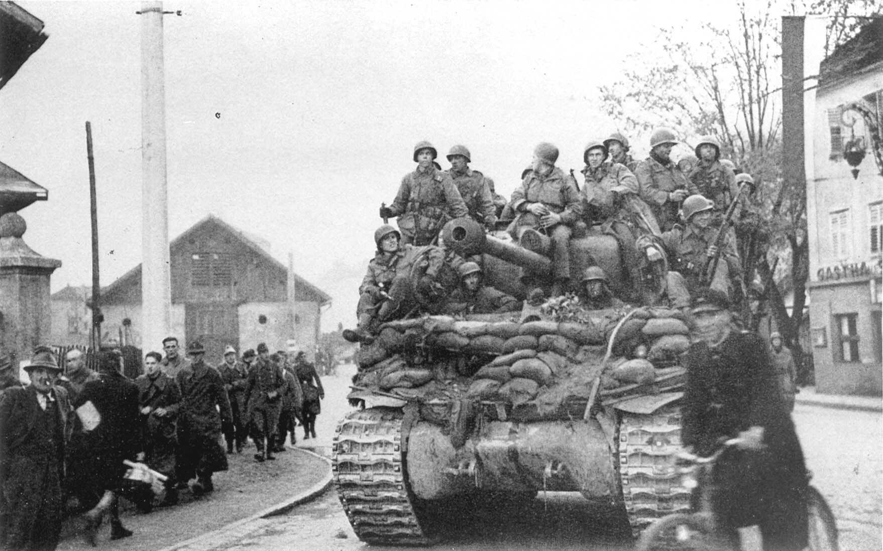 Mit dem Einzug der US-amerikanischen Truppen (hier in der Höttinger Au auf dem Weg zur Universitätsbrücke) am 3. Mai 1945 ging die Schreckensherrschaft des NS-Regimes in Innsbruck endgültig vorüber.