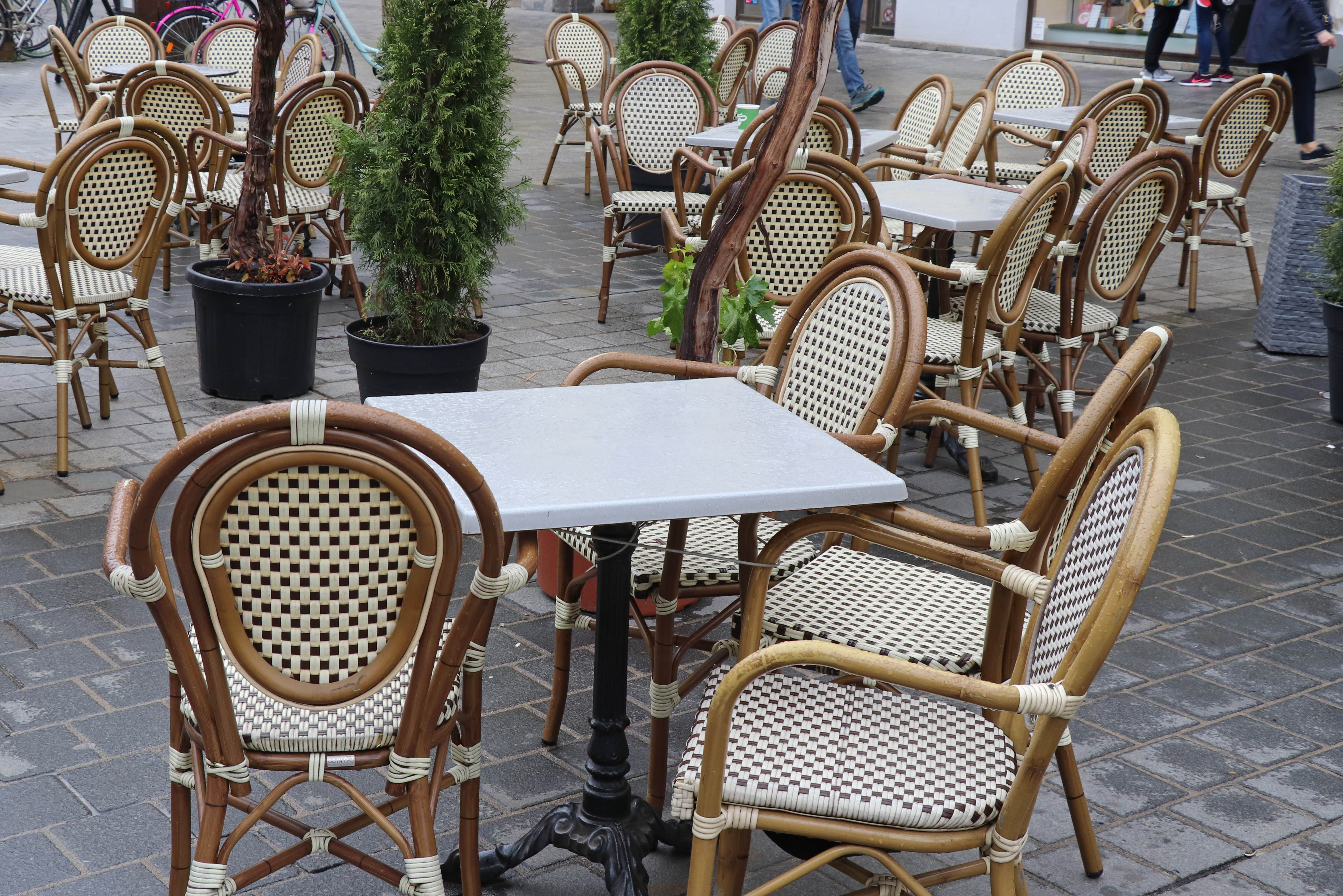 Innsbrucks Gastgärten laden wieder zum Verweilen ein.