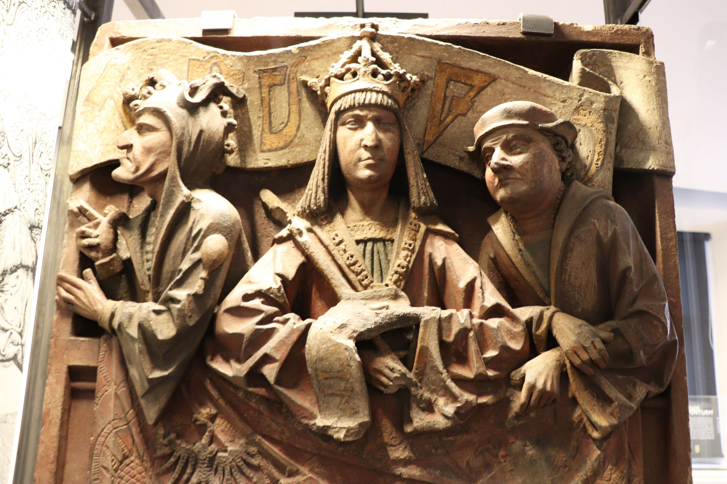 Hereinspaziert! Bürgermeister Georg Willi, Vizebürgermeisterin Uschi Schwarzl und Stadtarchiv-Leiter Lukas Morscher freuen sich mit „Hausherrin“ Angelika Kollmann-Rozin über die Wiedereröffnung des Museums „Goldenes Dachl“. Ab dieser Woche ist das Haus in der Altstadt wieder geöffnet. Hier erfährt man alles Wissenswerte über das beliebte Innsbrucker Wahrzeichen. Das Museum präsentiert sich seit dem Maximilian-Jubiläum im vergangenen Jahr auch in neuem, modernen Gewand. Aufgrund von Covid-19 ist das „Goldene Dachl“ nur eingeschränkt geöffnet: Mittwoch bis Sonntag von 11.00 − 17.00 Uhr. Im Museum gelten Mindestabstand und die Pflicht, einen Mund-Nasen-Schutz zu tragen.