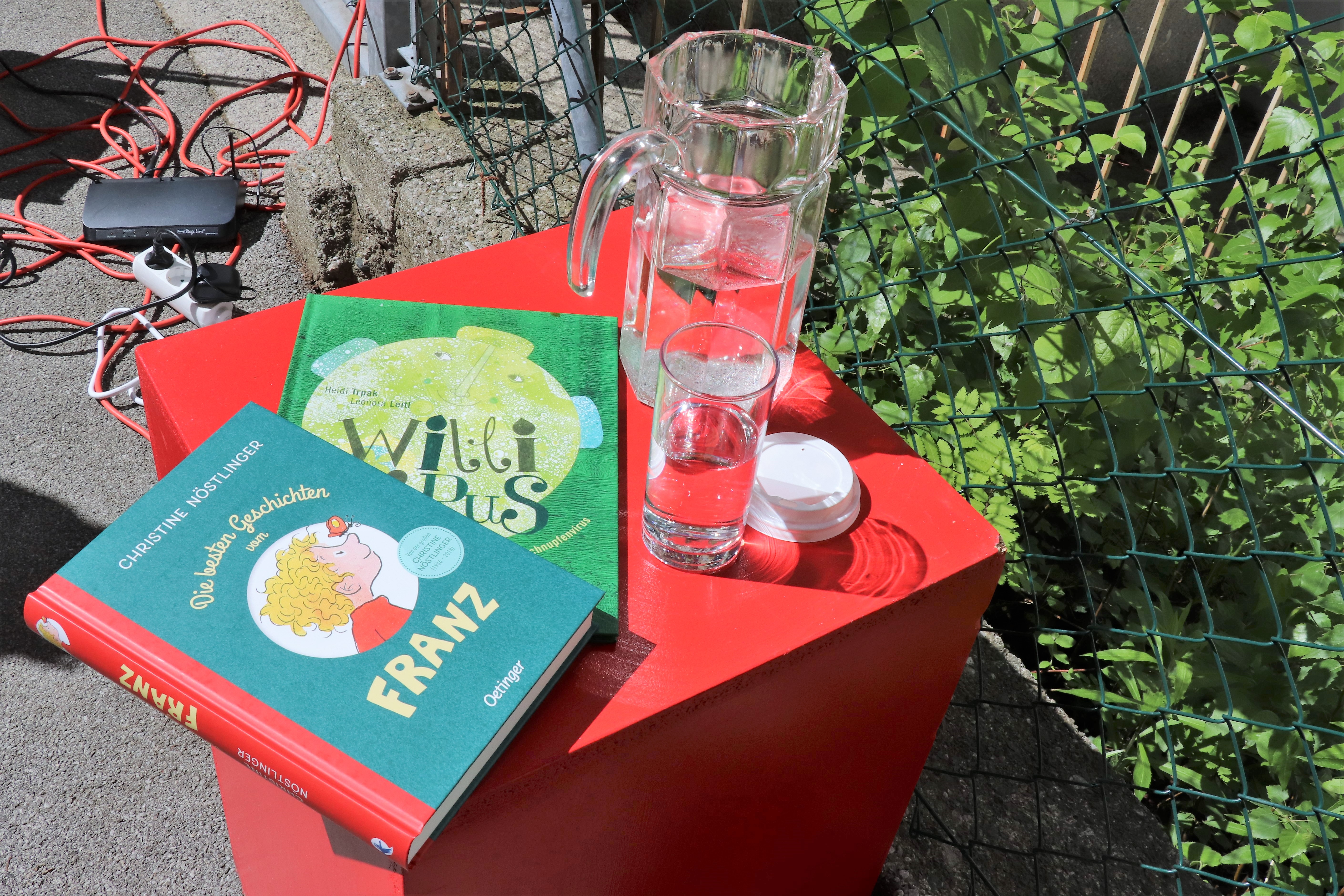 Auch in Zeiten von Corona war die Vorlesestunde mit Bürgermeister Georg Willi in der Volksschule Franz-Fischer-Straße ein großer Erfolg. Die SchülerInnen lachten über Christine Nöstlingers "Geschichten vom Franz" und lernten ganz zeitgemäß mit "Willi Virus" von Heidi Trpak, wie man sich vor Ansteckung schützt. 
Die Vorlesestunde fand im Freien und mit dem erforderlichen Abstand zwischen den Kindern statt. Dafür hatte der Schulleiter Direktor Martin Müller vorbildlich gesorgt: Unter anderem erinnerte auch ein Babyelefant an das notwendige Abstandhalten. Das tat der spürbaren gemeinsamen Freude am Vorlesen und Zuhören aber keinen Abbruch.