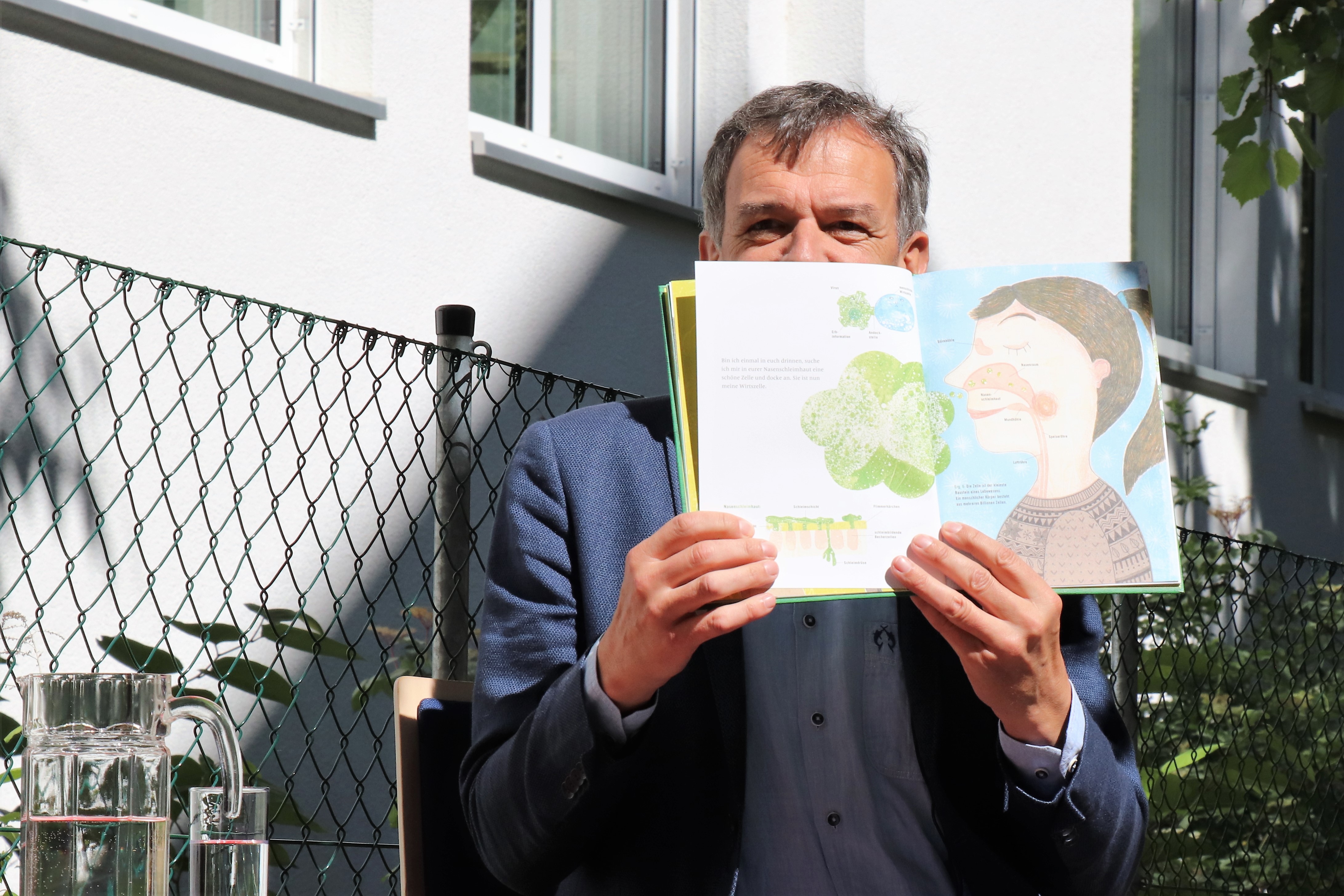 Auch in Zeiten von Corona war die Vorlesestunde mit Bürgermeister Georg Willi in der Volksschule Franz-Fischer-Straße ein großer Erfolg. Die SchülerInnen lachten über Christine Nöstlingers "Geschichten vom Franz" und lernten ganz zeitgemäß mit "Willi Virus" von Heidi Trpak, wie man sich vor Ansteckung schützt. 
Die Vorlesestunde fand im Freien und mit dem erforderlichen Abstand zwischen den Kindern statt. Dafür hatte der Schulleiter Direktor Martin Müller vorbildlich gesorgt: Unter anderem erinnerte auch ein Babyelefant an das notwendige Abstandhalten. Das tat der spürbaren gemeinsamen Freude am Vorlesen und Zuhören aber keinen Abbruch.