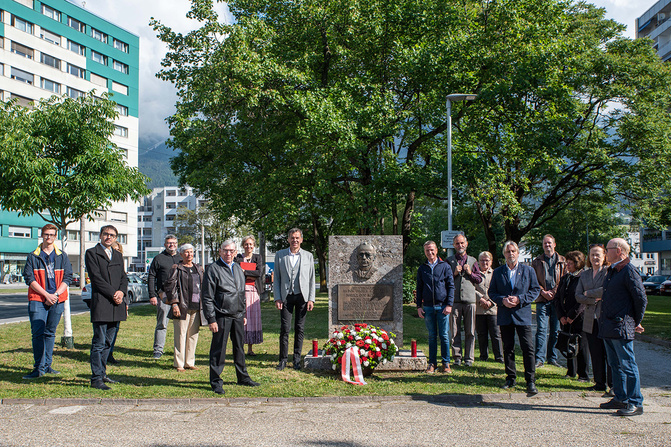 Am 30. Mai 2020 wurde am Denkmal von Pfarrer Otto Neururer im Olympiapark an Tod, Leben und Wirken des 1996 selig gesprochenen ehemaligen Pfarrers von Götzens mit einer feierlichen Kranzniederlegung gedacht.

"Ein Vorbild an Menschlichkeit", war laut Bürgermeister Georg Willi Otto Neururer: "Jemand von dem wir Nächstenliebe und Zivilcourage lernen können. Das ist auch heute wichtig: Nicht einfach mit dem Strom zu schwimmen, sondern zu seiner Verantwortung als Mensch, gegenüber seinen Mitmenschen, gegenüber der Menschheit zu stehen und diese auch von seinen Mitmenschen einzufordern."

Pfarrökonom Dr. Lorand Verres, Bürgermeister Georg Willi, GR Christoph Kaufmann und Pfarrer Andreas Tausch erinnerten am 80. Todestag Neururers gemeinsam mit  VertreterInnen der Vereine und Institutionen im Olympischen Dorf (VNO) an diese "Lichtgestalt in düsterer Zeit".