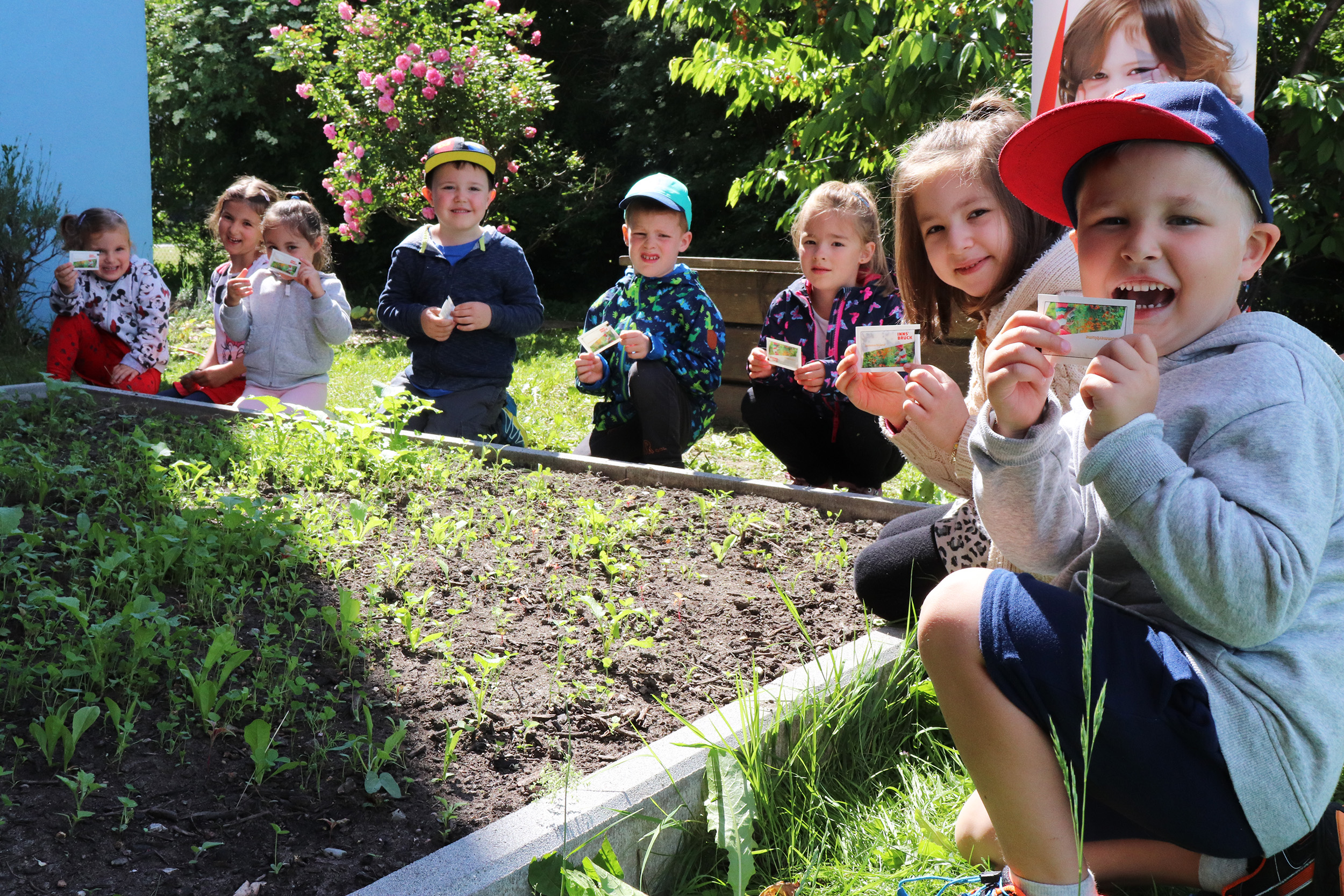 Freude an der Natur zeigten die Kinder des Kindergartens Walderkammweg beim Blumenpflanzen.