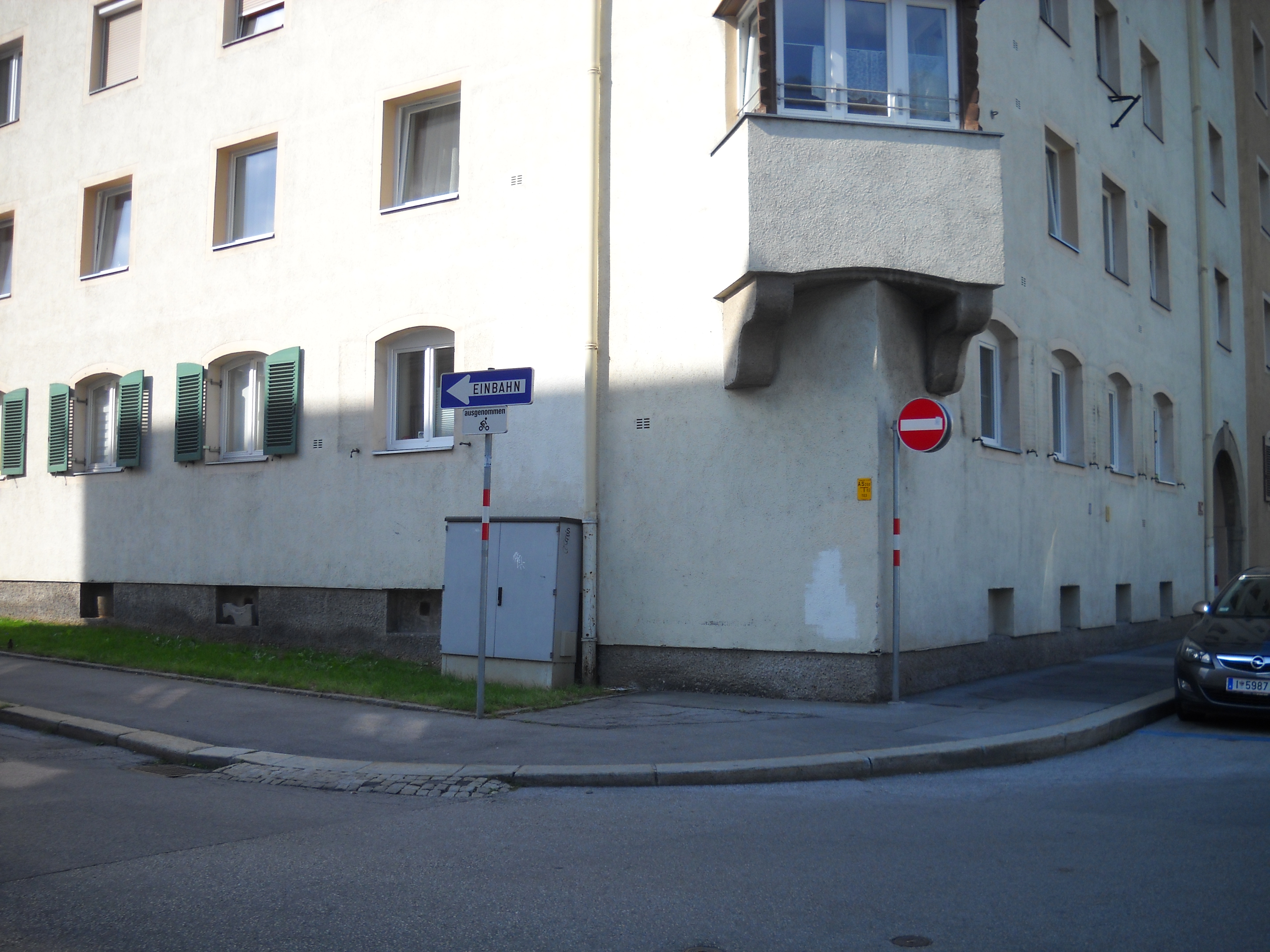 Am Eckhaus Fürstenweg 15 – Hutterweg sind die noch immer zugemauerten Luftschutz-Kellerfenster gut zu erkennen.