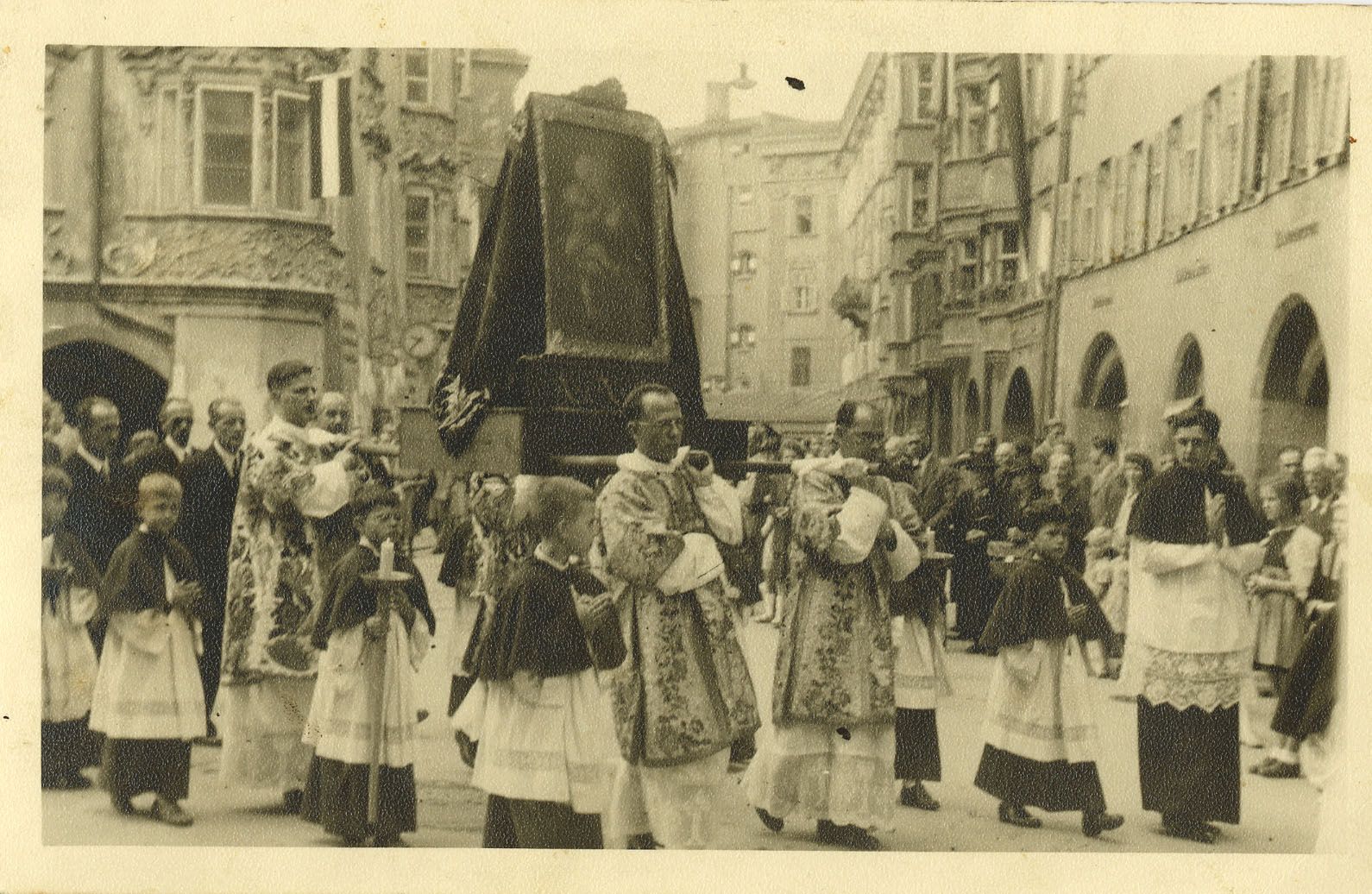 Die Fronleichnamsprozession von 1922 in der Innsbrucker Altstadt