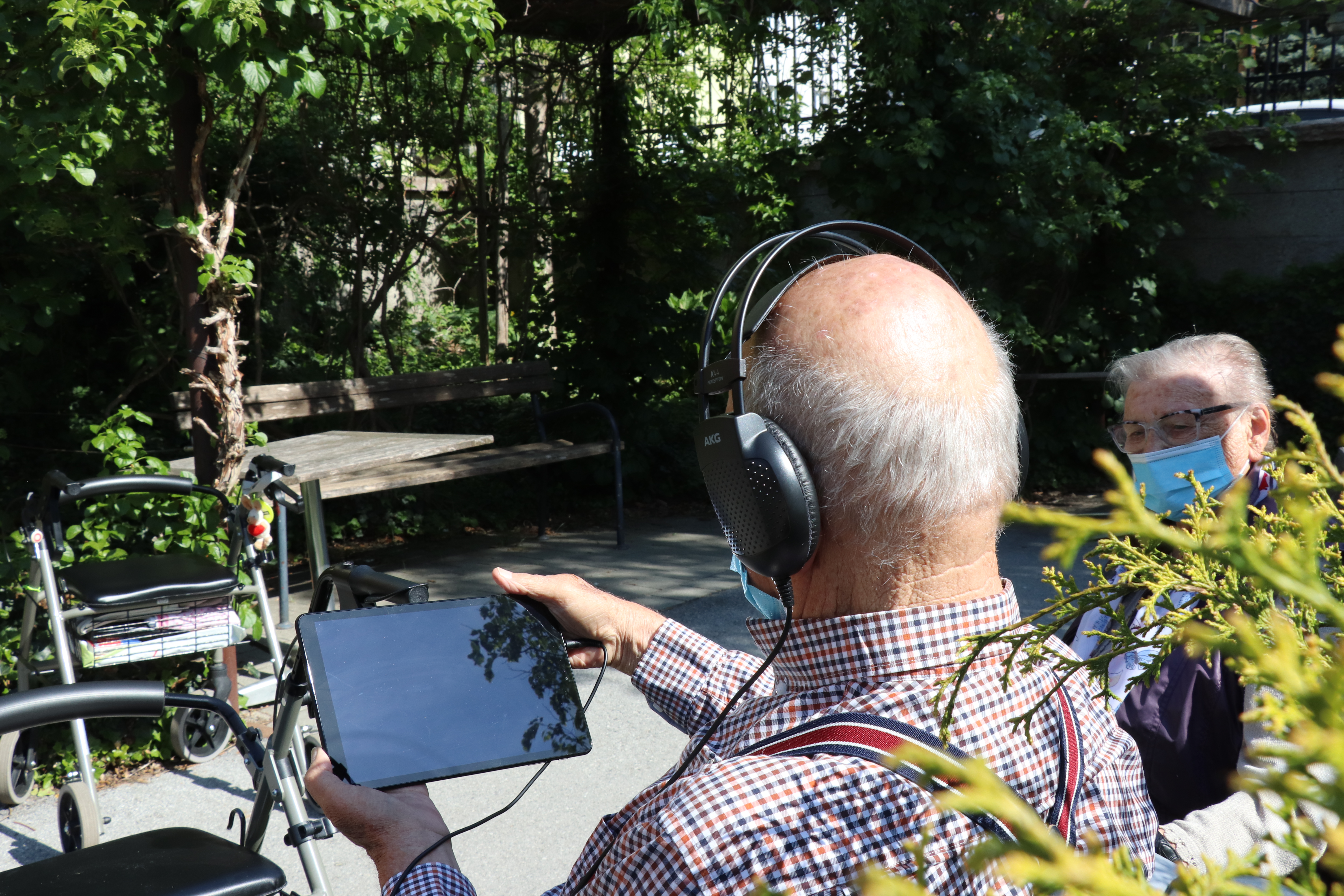 Ein Lächeln ins Gesicht zaubern: Digitale Kommunikation mit den Verwandten im Wohnheim Saggen.