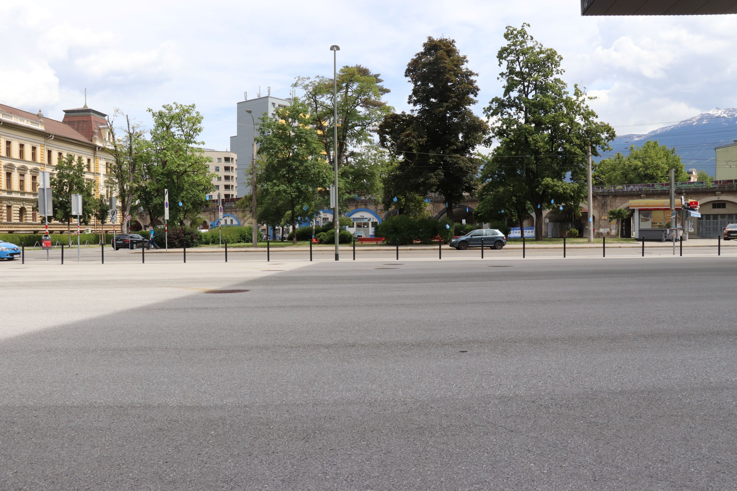 Der Park vor der Messe. Dahinter ist der Viadukt, wo die neue ÖBB-S-Bahn-Haltestelle entsteht.
