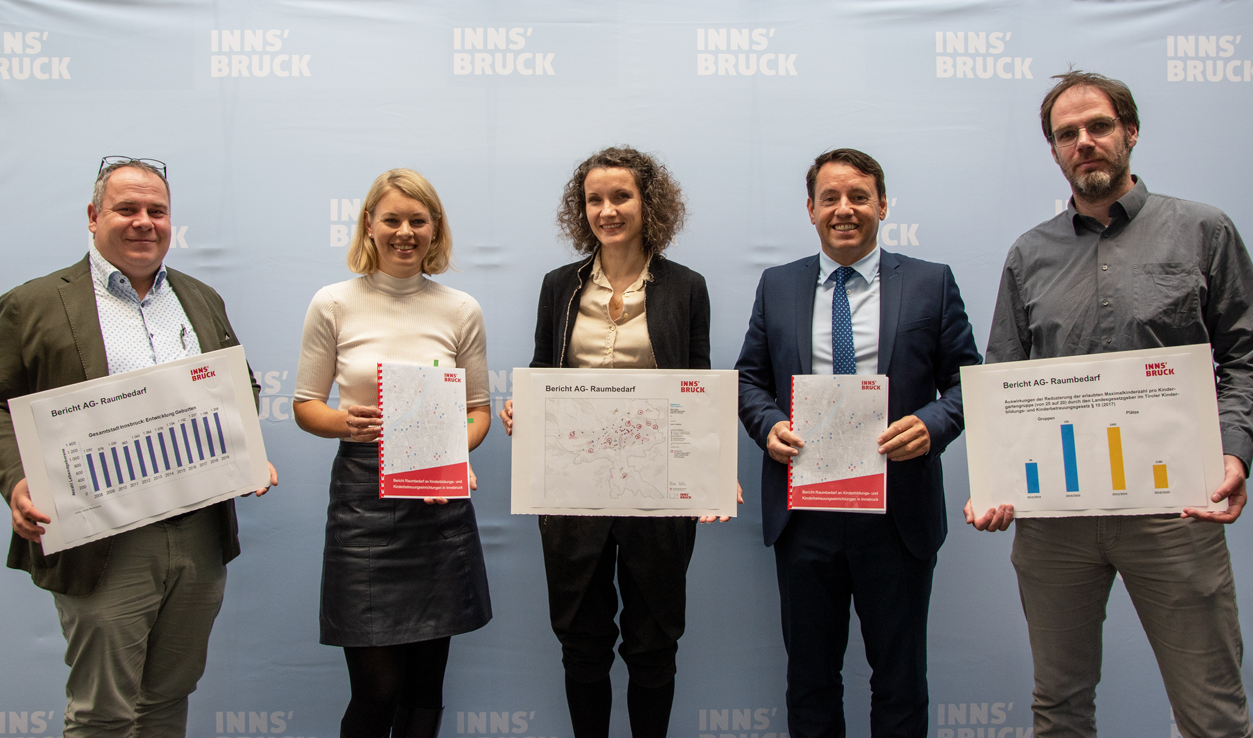 IIG-Projektleiter Walter Aistleitner, Stadträtin Elisabeth Mayr, Referatsleiterin Anne Weidner, IIG-Geschäftsführer Franz Danler und Arbeitsgruppen-Leiter Wolfgang Grünzweig (v. l.) präsentierten den Bericht über den Raumbedarf in der Kinderbetreuung.