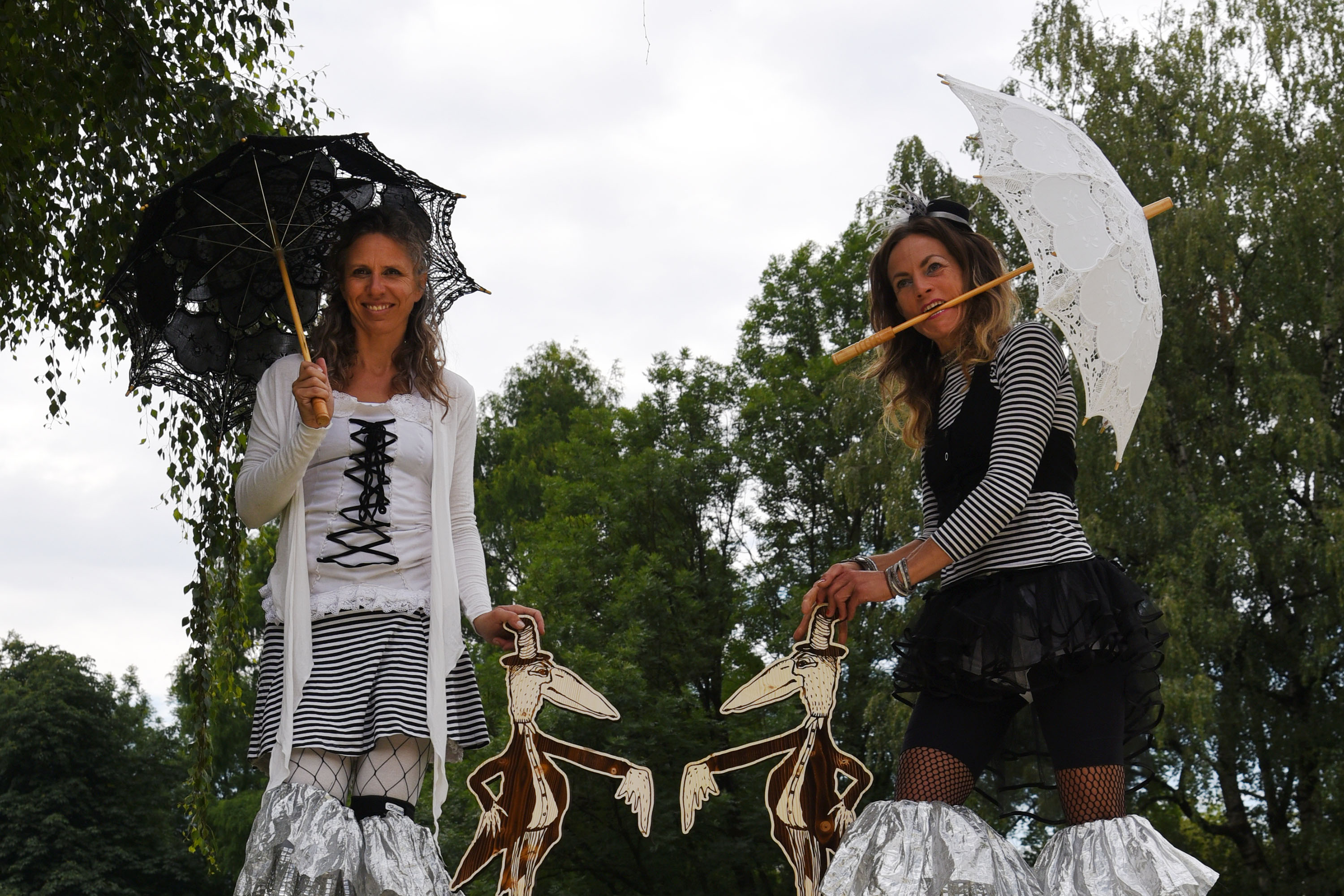 Schon bei der Ankündigung des neuen Festivals "Krapoldi im Park" gab es viele fröhliche Gesichter. 
Vom 25. bis 29. August 2020 steht der Rapoldipark ganz im Zeichen von Straßenkunst, Clownerie und Neuem Zirkus. Das als Green Event Tirol zertifizierte Festival wird sicher viele Besucherinnen zum Staunen und Lachen bringen. Der schräge Vogel "Krapoldi" bringt aber nicht nur ArtistInnen und Clowns nach Innsbruck, eine ökologische Erlebnismeile soll auch an zwei Tagen über Umweltthemen informieren.
Tickets für die Aufführungen im Zirkuszelt sind ab Juli über www.krapoldi.at erhältlich. 
Alle anderen Attraktionen im Park sind kostenlos.