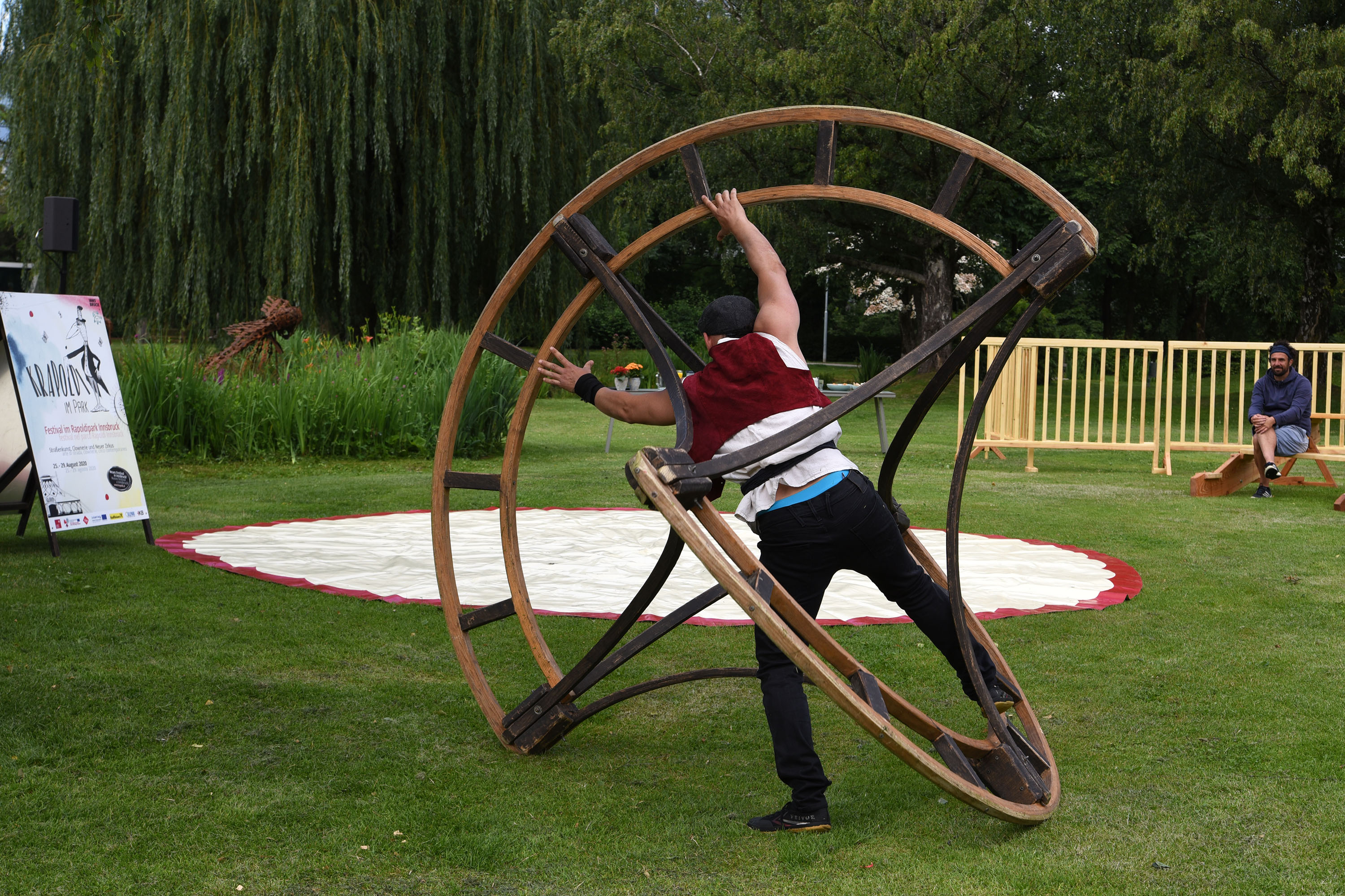 Schon bei der Ankündigung des neuen Festivals "Krapoldi im Park" gab es viele fröhliche Gesichter. 
Vom 25. bis 29. August 2020 steht der Rapoldipark ganz im Zeichen von Straßenkunst, Clownerie und Neuem Zirkus. Das als Green Event Tirol zertifizierte Festival wird sicher viele Besucherinnen zum Staunen und Lachen bringen. Der schräge Vogel "Krapoldi" bringt aber nicht nur ArtistInnen und Clowns nach Innsbruck, eine ökologische Erlebnismeile soll auch an zwei Tagen über Umweltthemen informieren.
Tickets für die Aufführungen im Zirkuszelt sind ab Juli über www.krapoldi.at erhältlich. 
Alle anderen Attraktionen im Park sind kostenlos.