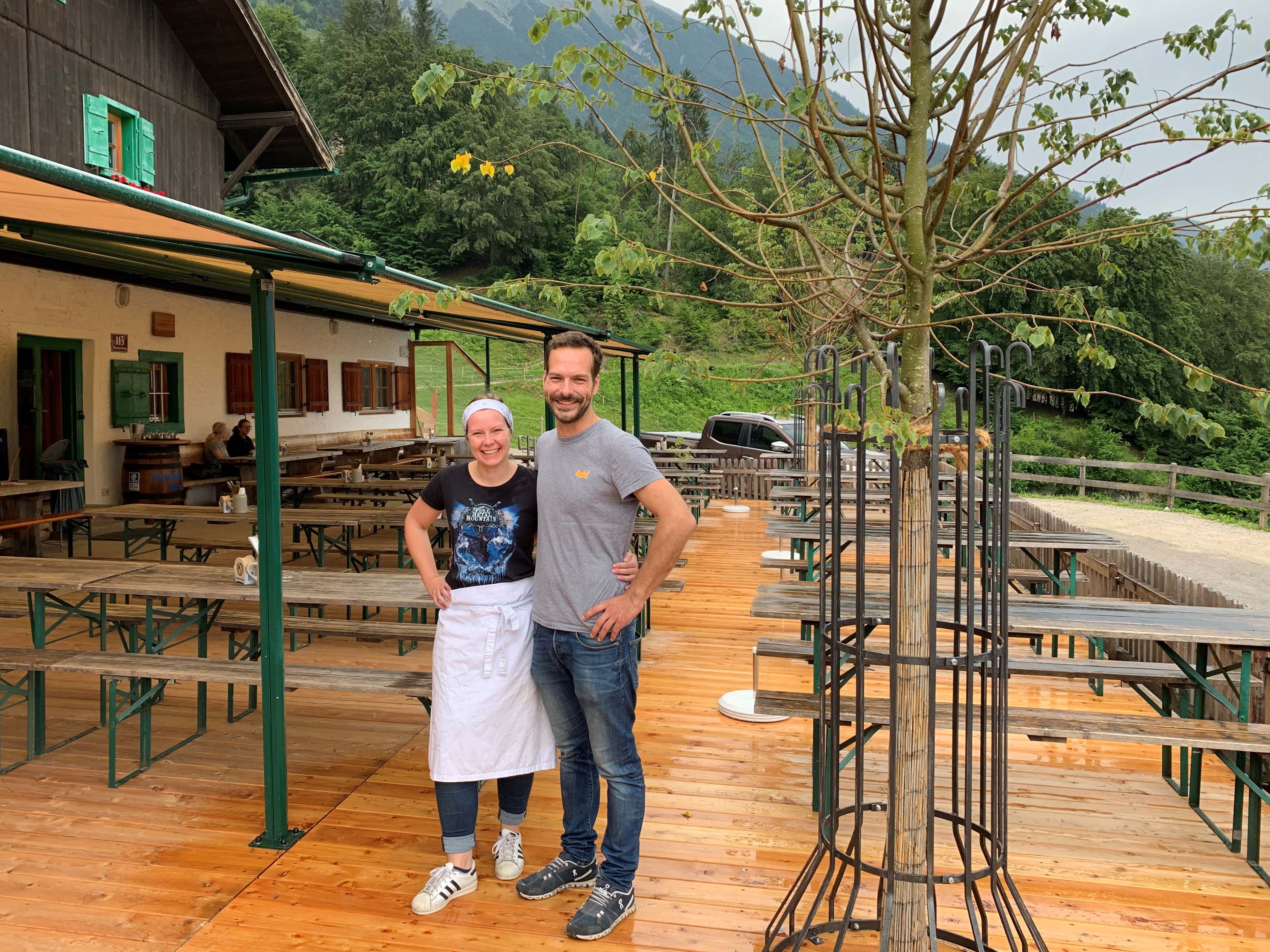 Nachdem die Terrasse neu verlegt und die beiden Linden neu gepflanzt wurden, freuen sich Christina Meilinger und Alexander Hulak auf zahlreiche Gäste.