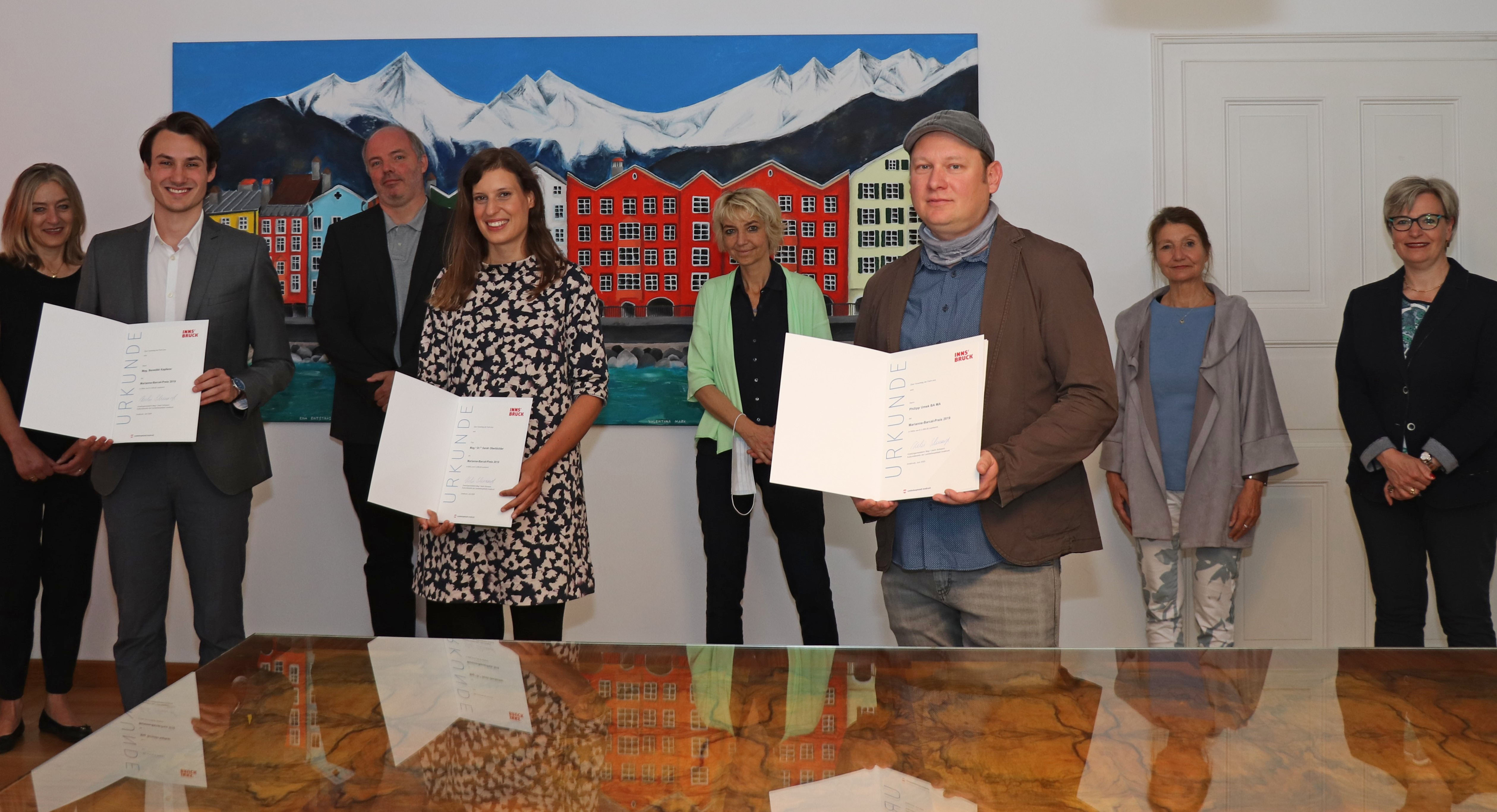 Marianne-Barcal-Preis 2019: Die PreisträgerInnen Benedikt Kapferer, Sarah Oberbichler und Philipp Umek (vorne, v. l.) mit Ingrid Böhler (Institut für Zeitgeschichte, LFU), Lukas Morscher (Stadtarchiv/Stadtmuseum Innsbruck), Julia Hörmann (Institut für Geschichtswissenschaften und Europäische Ethnologie, LFU), Vizebürgermeisterin Uschi Schwarzl und Birgit Neu (Abteilungsleitung MA V).