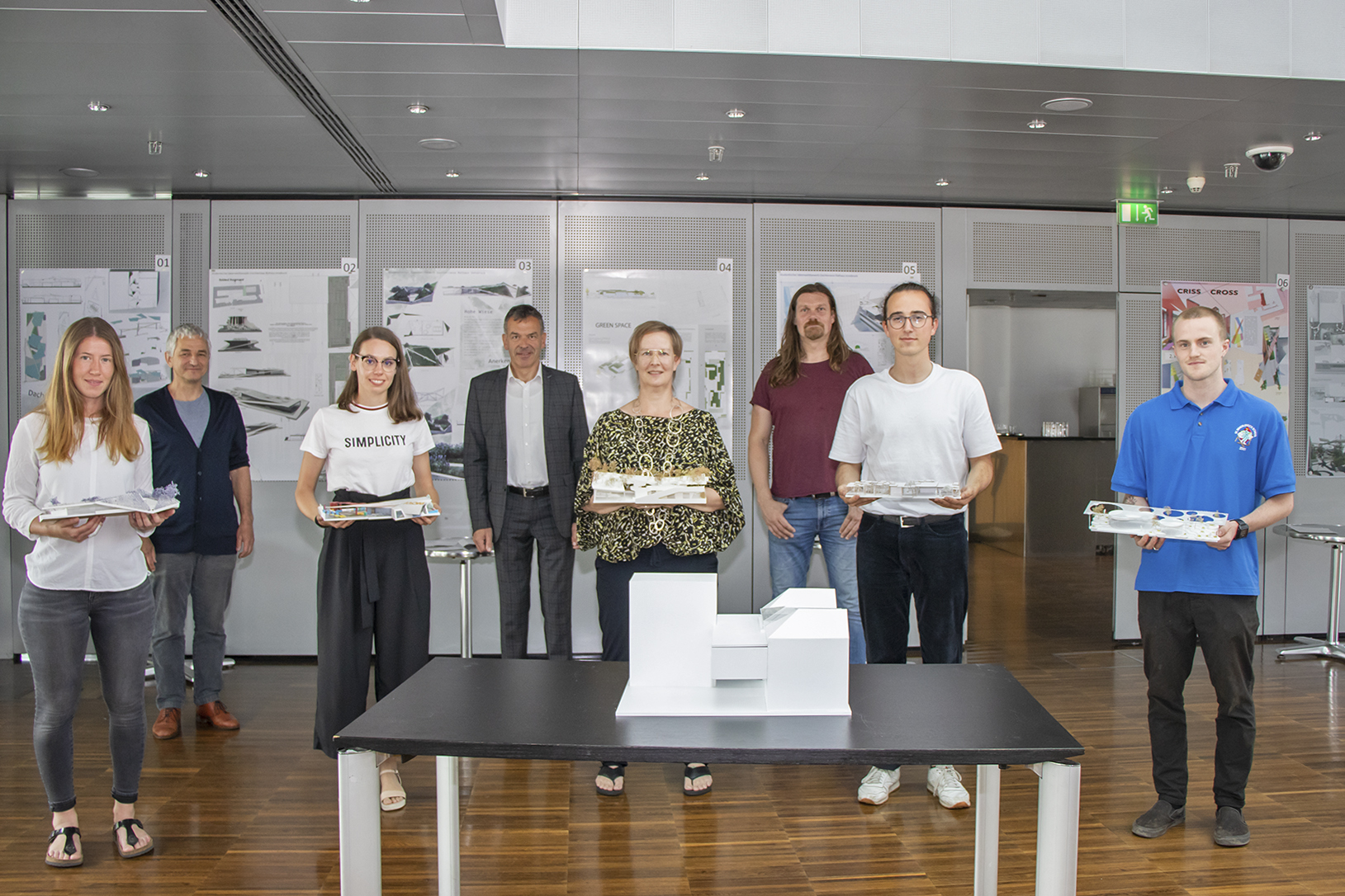 In einer magistratsinternen Arbeitsgruppe unter der Leitung von Dr. Walter Zimmeter (Amtsleiter Tiefbau) ist die Idee entstanden, einen multifunktional nutzbaren Pavillon in Leichtbauweise auf der Dachterrasse des Rathauses im 4. Stock zu errichten, der den MitarbeiterInnen im Stadtmagistrat in flexibel kombinierbaren Räumen für neue und alternative Formen der Zusammenarbeit und für unterschiedliche Veranstaltungsformate zur Verfügung stehen soll. Um dafür Ideen zu gewinnen, hat die Stadt Innsbruck in Kooperation mit der Universität Innsbruck (studio3) einen studentischen Architekturwettbewerb ausgeschrieben. Die PreisträgerInnen und Projektbegleiter haben kürzlich im Rathaus ihre eingereichten Projekte präsentiert. v.l.: Lena Steinig (Anerkennungspreis), Arch. DI Michael Pfleger, Valentina Kaserer (2. Platz), Bürgermeister Georg Willi, Edith Avanzini (1. Platz), DI Arch. Walter Prenner (Institut für experimentelle Architektur der Universität Innsbruck, ./ studio 3), Ömer Gürel (3. Platz) und Luca Pearse (Anerkennungspreis).