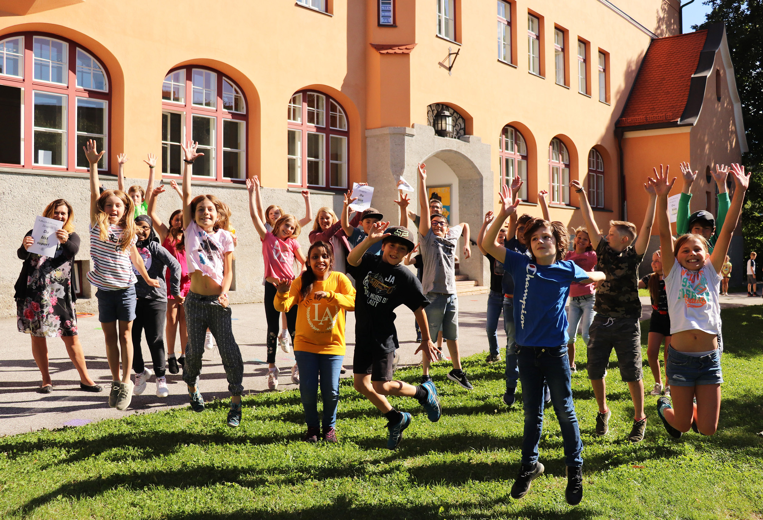 Stadträtin Elisabeth Mayr (Bildmitte) und Gemeinderätin Dagmar Klingler-Newesely (Direktorin der VS Hötting; l.) freuen sich mit den SchülerInnen der Klassen 4a/b über den Start der Sommerferien.