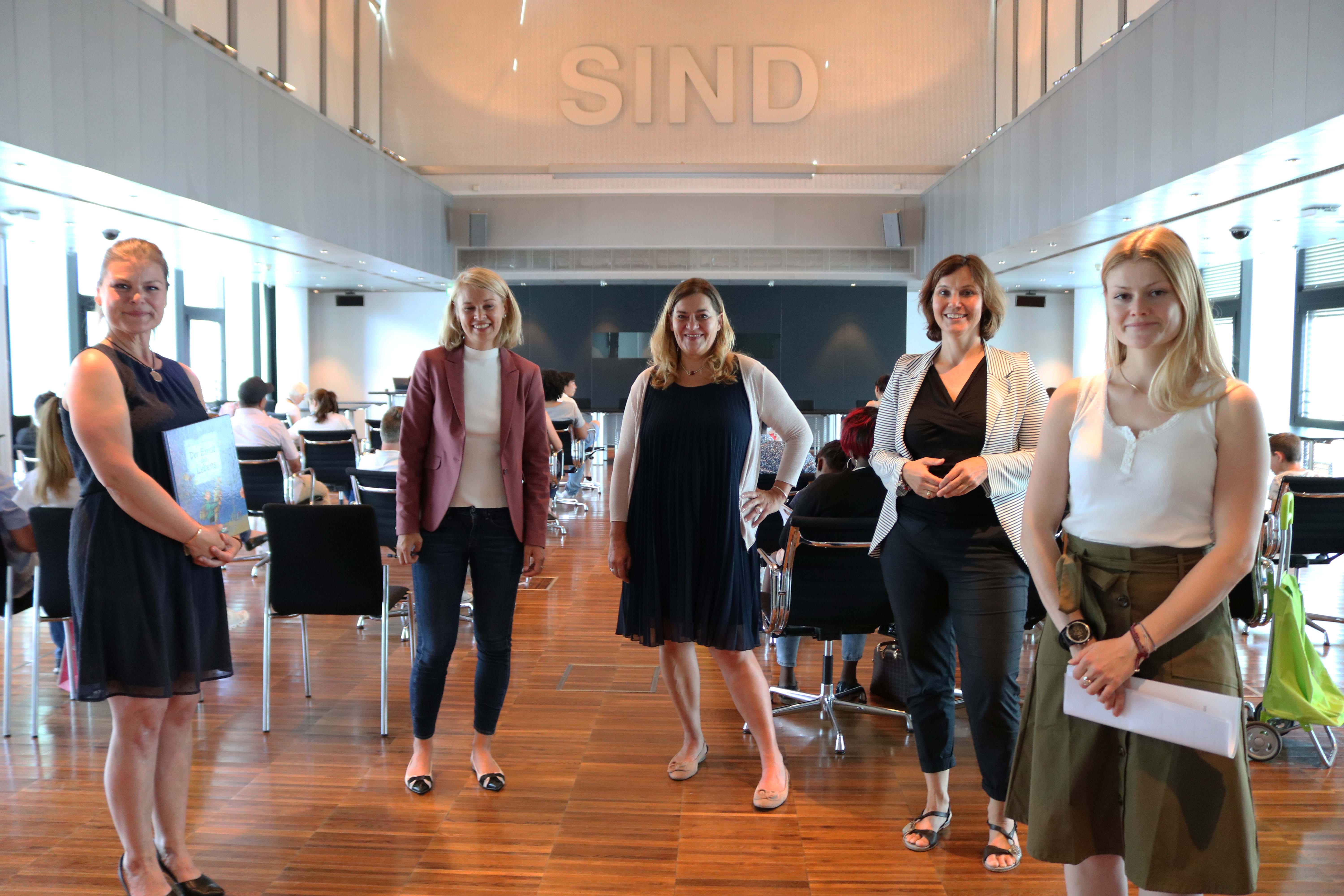 Unter dem Motto „Vom Kindergarten in die Volksschule“ informierte Stadträtin Elisabeth Mayr (2. v. l.) am 8. Juli gemeinsam mit Bettina Ahsheuer (Volksschule Hötting), Dagmar Klingler-Newesely (Direktorin Volksschule Hötting), Nicola Köfler (Referat „Strategie und Integration“) und Karoline Ammon (Bereichskoordinatorin Kindergärten Stadt Innsbruck; v.l.) im Plenarsaal des Rathauses darüber, was die Kinder beim Start in die Volksschule erwartet und wie der Schulreifetest abläuft. Zudem konnten sich interessierte Eltern Tipps zur spielerischen Förderung und Vorbereitung auf die Schule einholen.