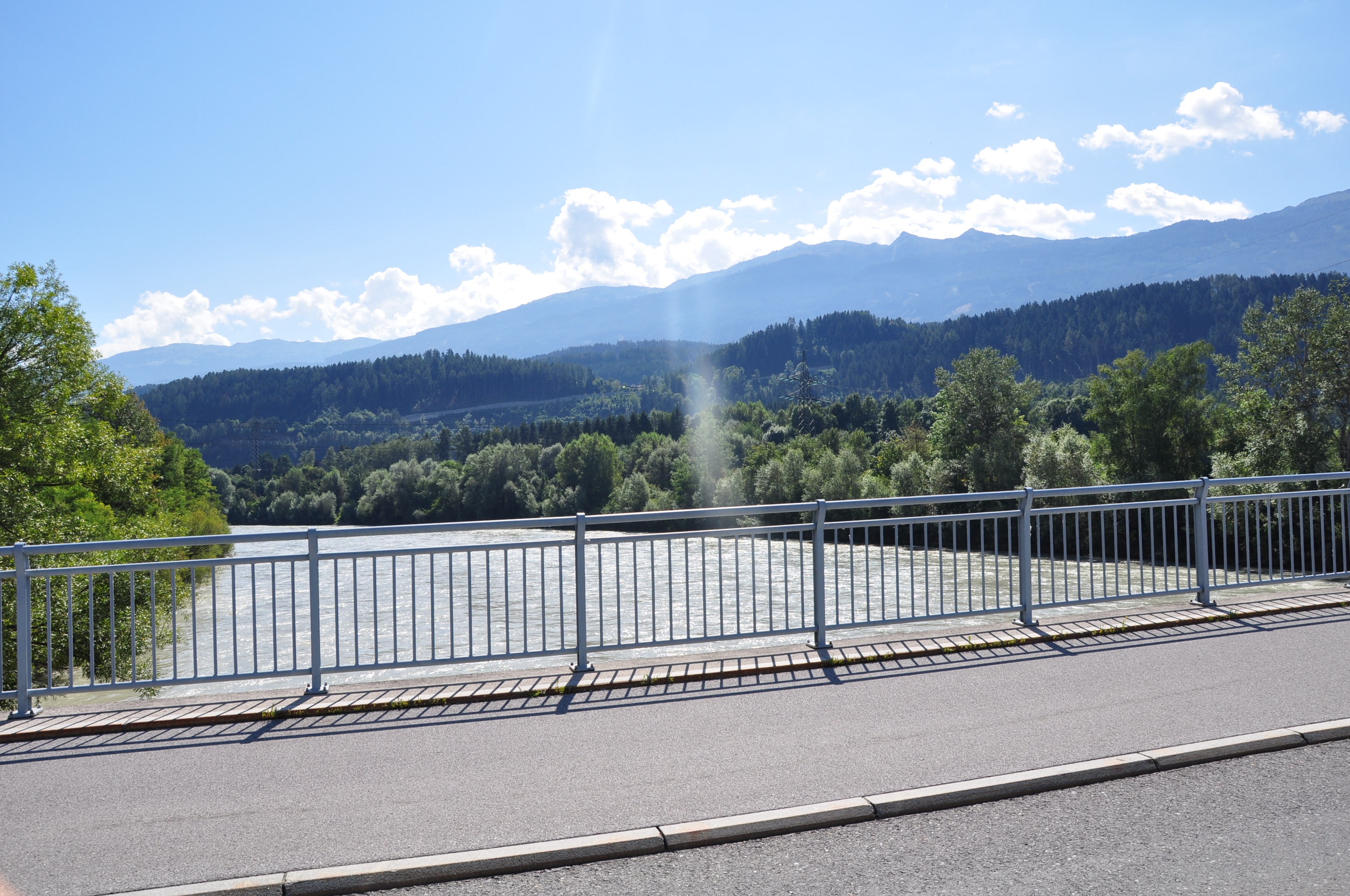 Die New Orleans Brücke verbindet die Rossau mit dem Olympischen Dorf.