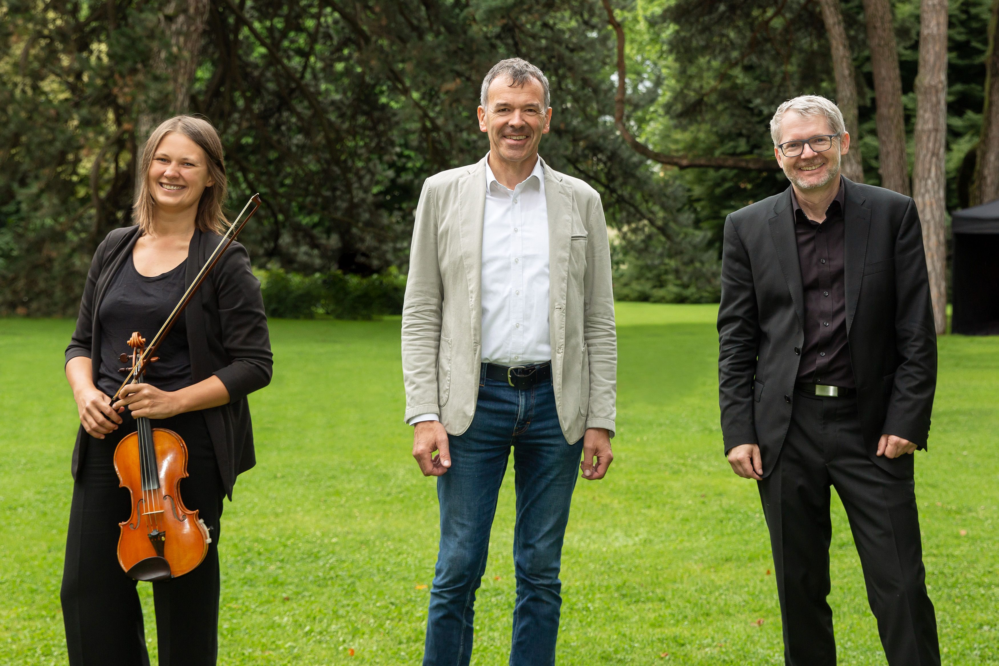 Bürgermeister Georg Willi (M.) genoss nach der Corona-bedingten Pause die klassischen Klänge des Tiroler Kammerorchesters InnStrumenti unter der Leitung von Gerhard Sammer (r.) im Innsbrucker Hofgarten. Das Open-Air-Konzert überzeugte durch ein vielfältiges Programm, das nicht zuletzt durch das Mitwirken von Agnieszka Kulowska (l.) als Konzertmeisterin für Jubel sorgte.