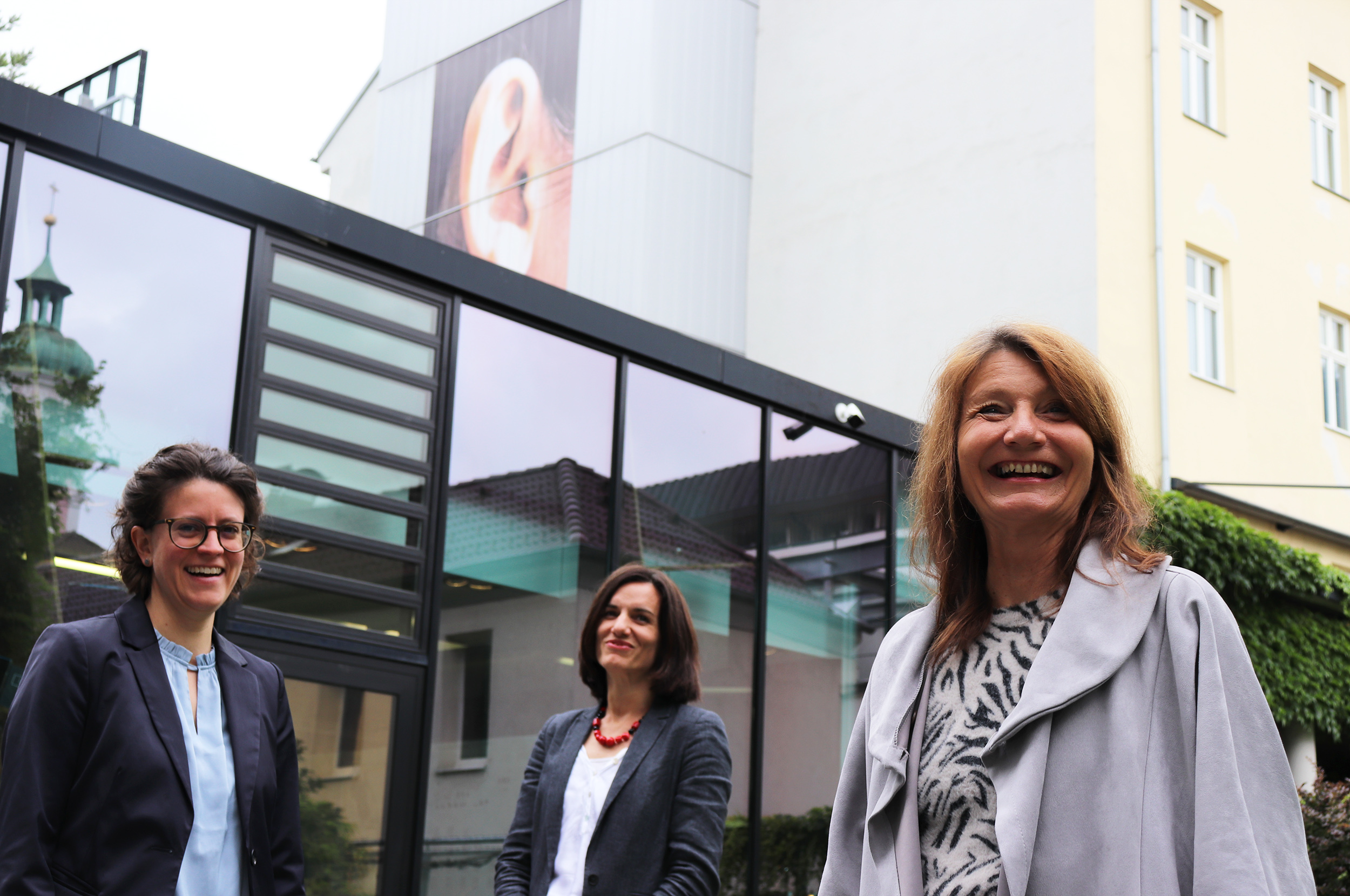 Auf mehr Gehör für die Kultur in Innsbruck freuen sich Rita Hebenstreit (links), Aliette Dörflinger (Mitte) und Vizebürgermeisterin Uschi Schwarzl. Sie haben heute den Startschuss für die Kulturstrategie 2030 gegeben.