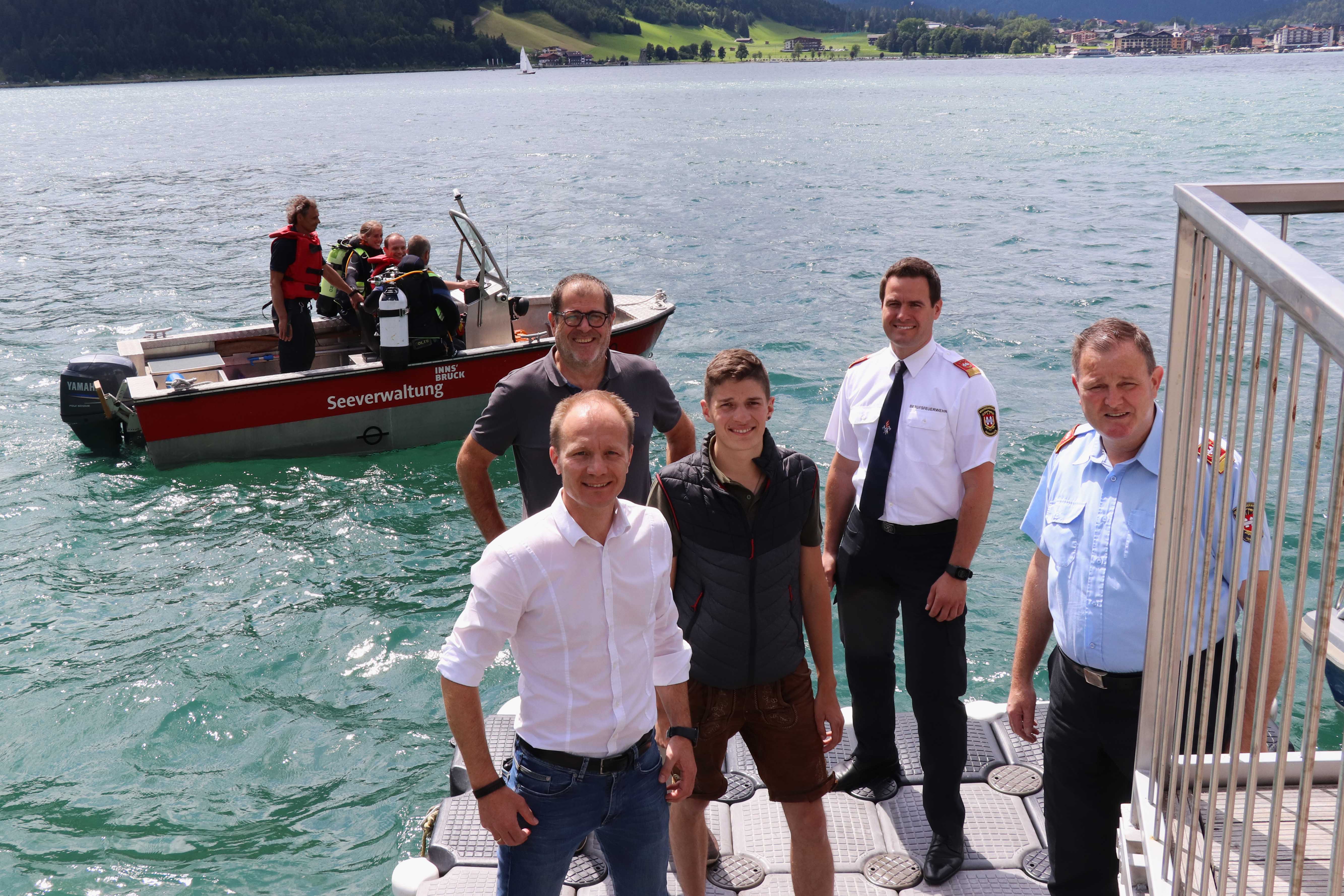 Freuten sich bei der Übergabe über strahlenden Sonnenschein: Vizebürgermeister Johannes Anzengruber (l.), Amtsvorstand „Wald und Natur“ Andreas Wildauer (hinten), Förster Florian Jäger, Branddirektor Helmut Hager mit Stellvertreter Johann Zimmermann (v. l.)