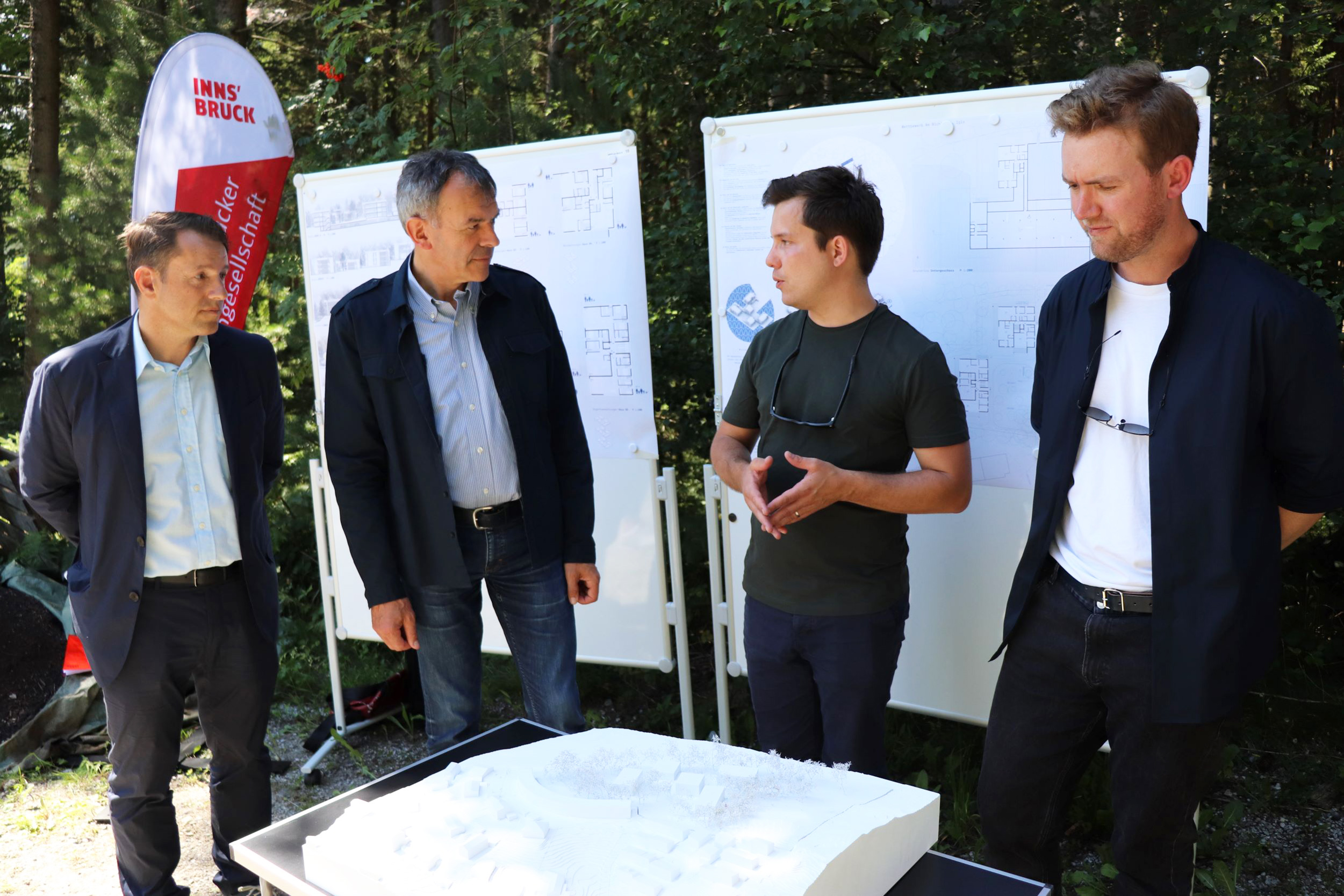 IIG-Chef Franz Danler und Bürgermeister Georg Willi bei der Präsentation des Wohnprojekts.