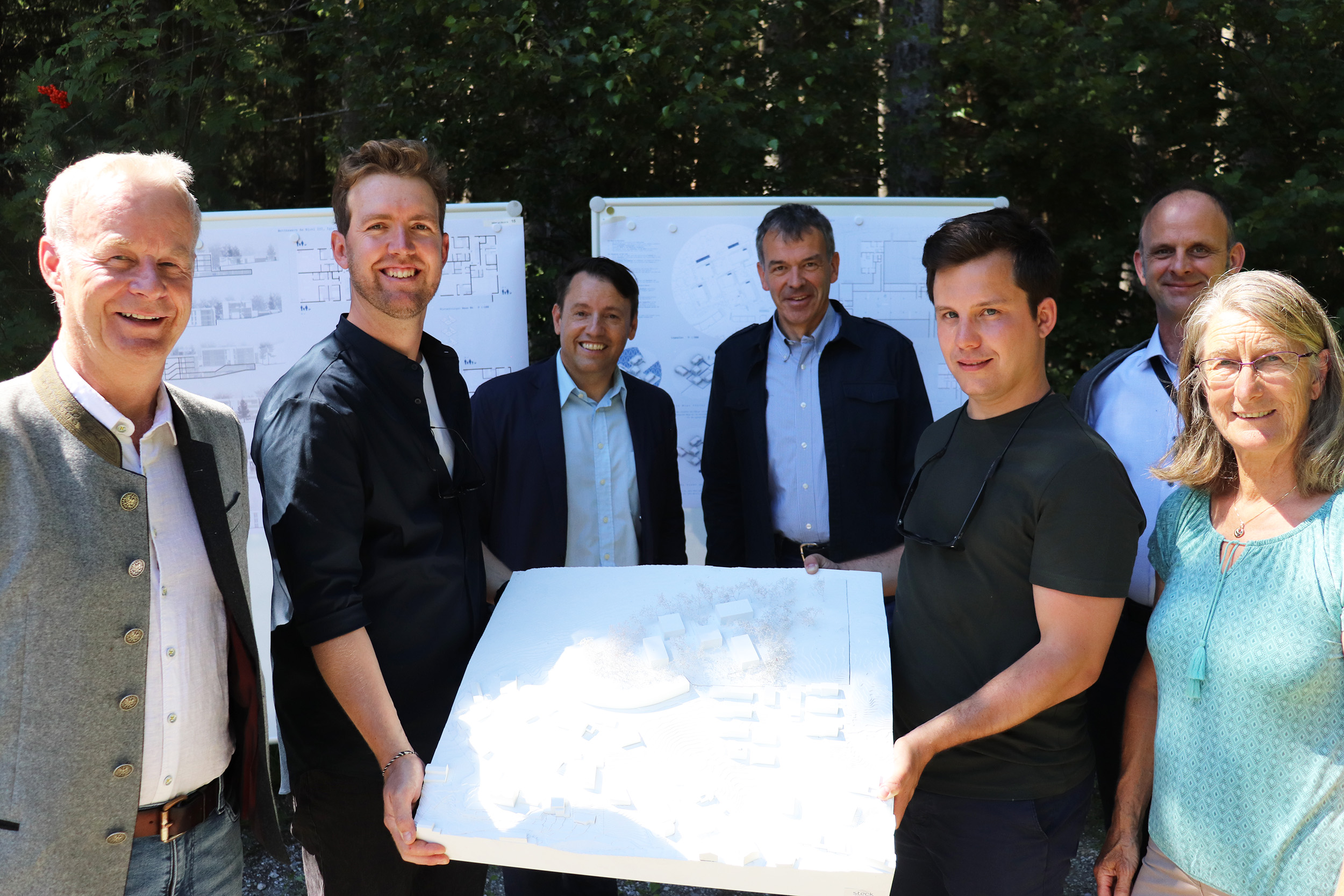 Freuen sich gemeinsam: Agrarobmann Karl Zimmermann, Architekt Christian Hammerl, IIG-Chef Franz Danler, Bürgermeister Georg Willi, Architekt Elias Walch, IIG-Projektleiter Martin Franzmaier und die Obfrau des Unterausschusses Igls Maria Zimak.