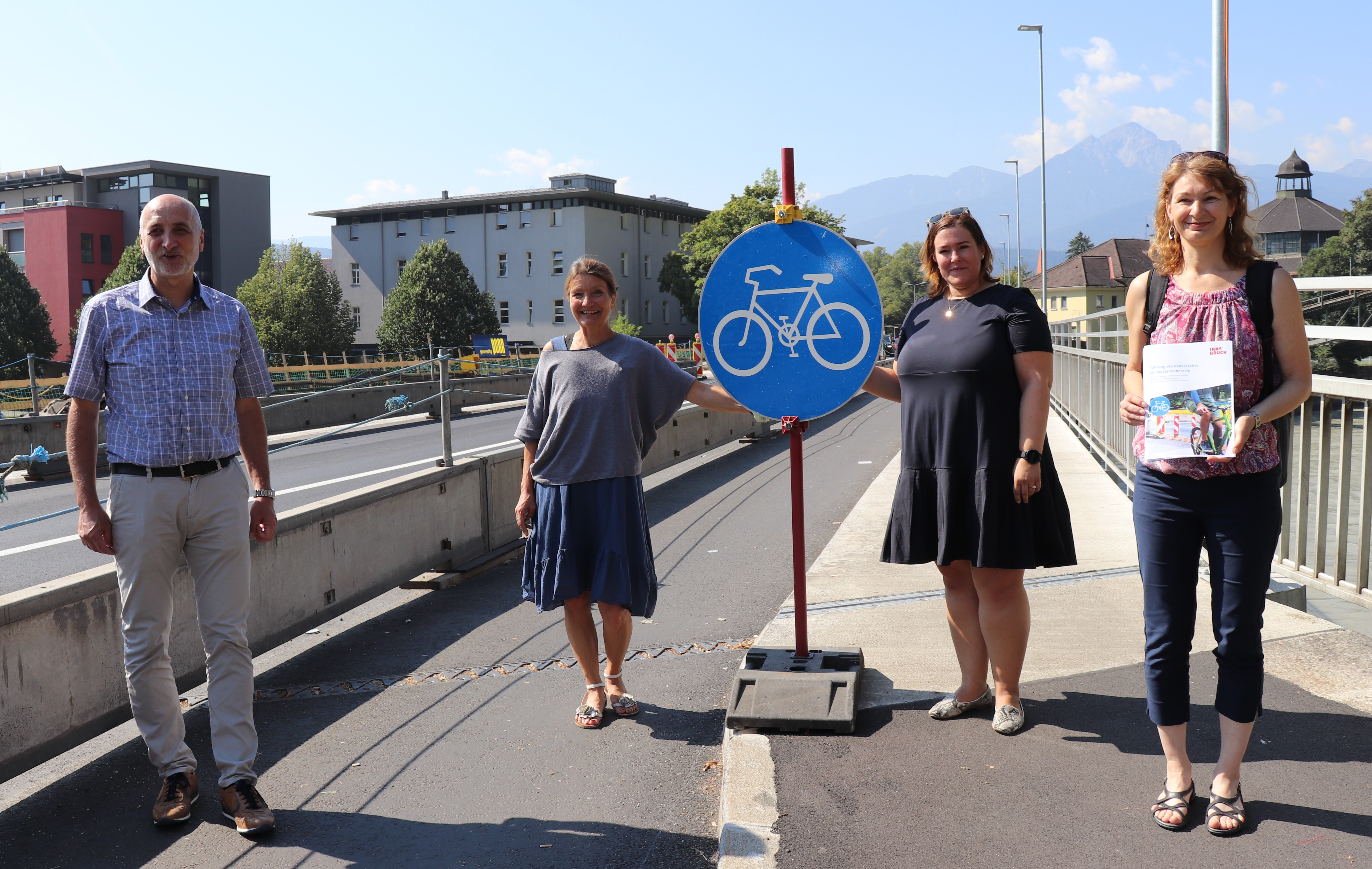 Auf der Mühlauer Brücke wurde die Radumleitung bei Baustellen bereits vorbildlich umgesetzt: Vizebürgermeisterin Uschi Schwarzl präsentierte mit Martina Gura (Baustellenkoordinatorin, 1. v.r.), Gudrun Gatternigg (Referat Straßenverkehr und Straßenrecht, 2. v.r.) und Christian Schoder (Fuß- und Radkoordinator) sieben Grundsätze für Radumleitungen bei Innsbrucker Baustellen.