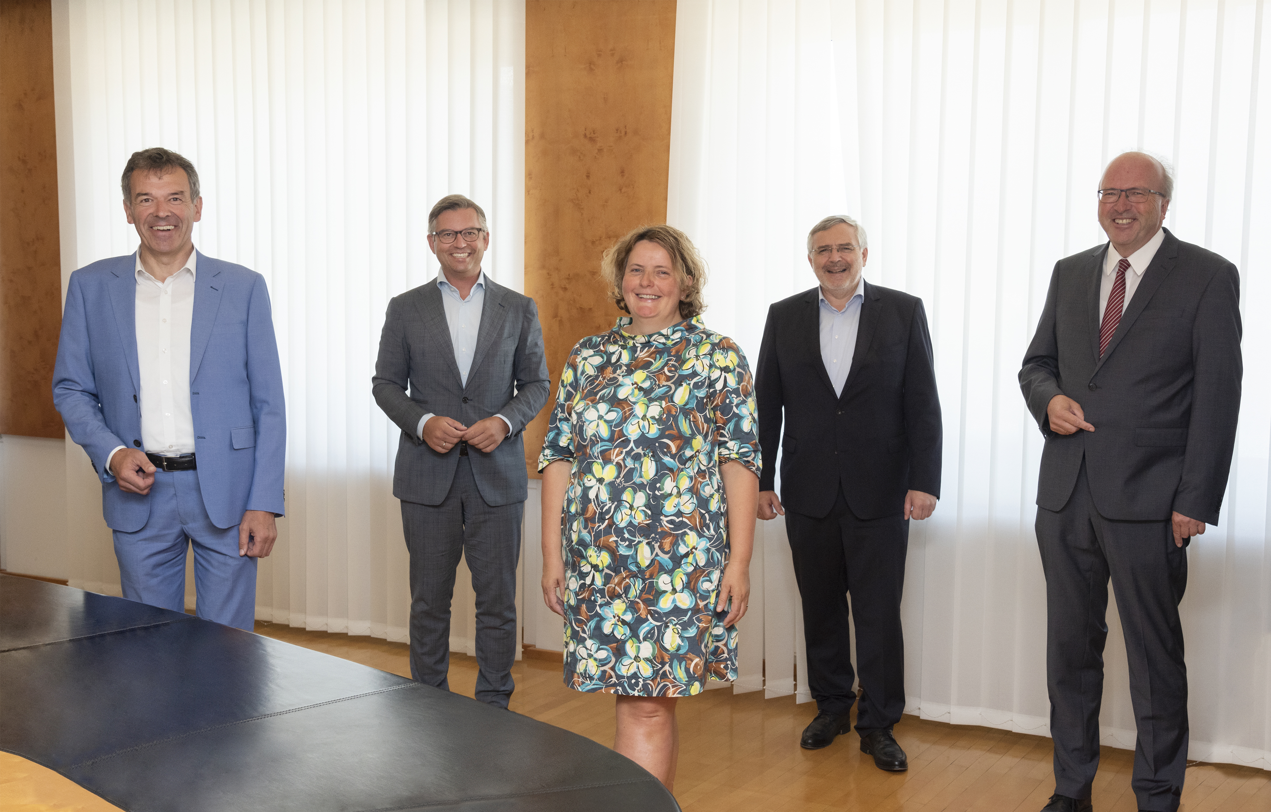 VKÖ-Präsident Gerhard Fida und VKÖ-Geschäftsführerin Heidrun Maier-de Kruijff mit Bür-germeister Georg Willi (ganz links), Staatssekretär Magnus Brunner (2. von links) und IKB-Vorstandsvorsitzendem Helmuth Müller (ganz rechts).