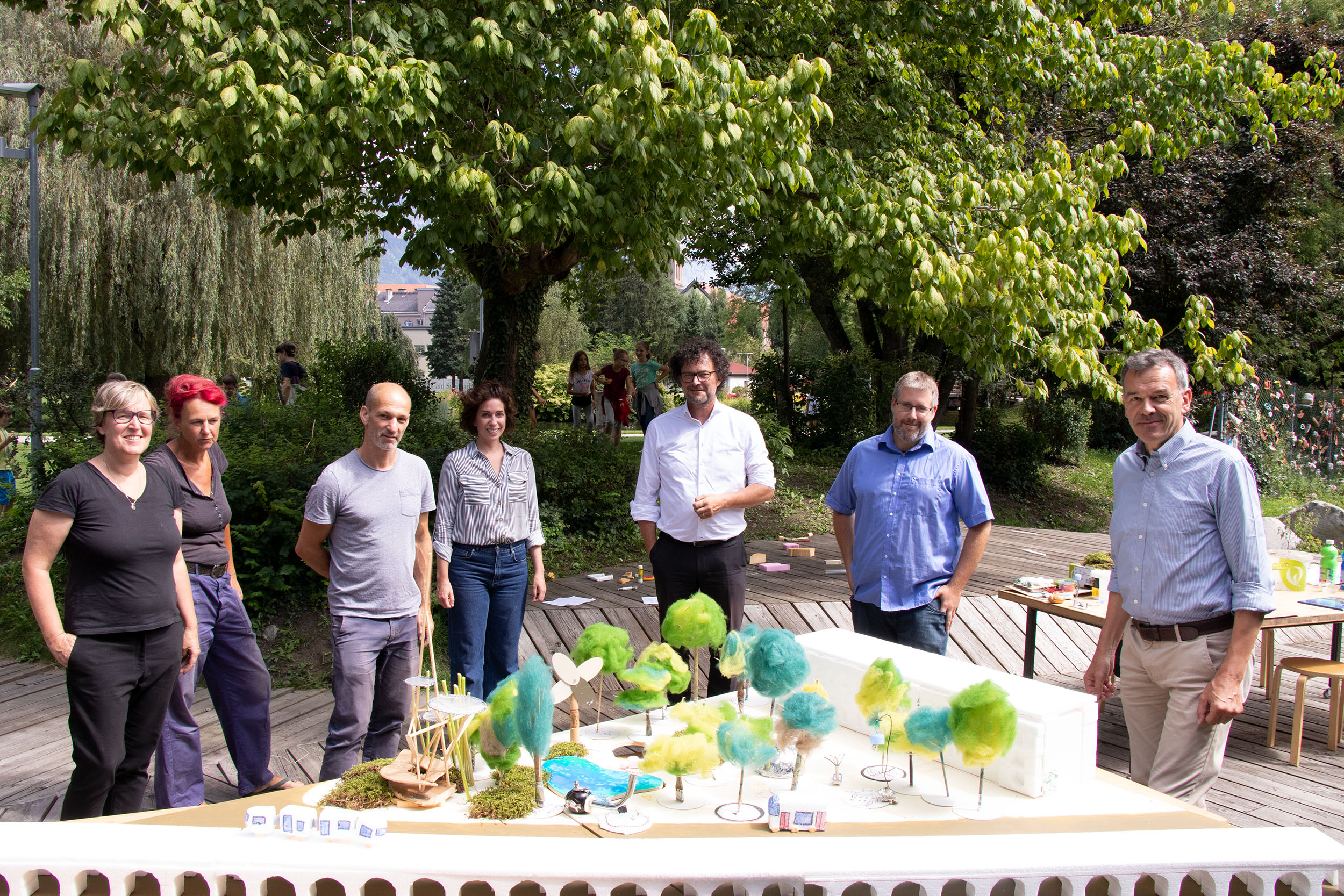 Bürgermeister Georg Willi (r.) begutachtete gemeinsam mit Universitätsprofessor Manfred Kleidorfer (2. v. r.) und IKB-Vorstandsmitglied Thomas Pühringer (3. v. r.) die Ideen der Kinder. Mit dabei waren auch Architektin Ricarda Kössl, „bilding“-Leiterin Monika Abendstein, Architekt Christian Höller und Andrea Kreisl (Geschäftsstelle Bürgerinnen- und Bürgerbeteiligung; v. l.).